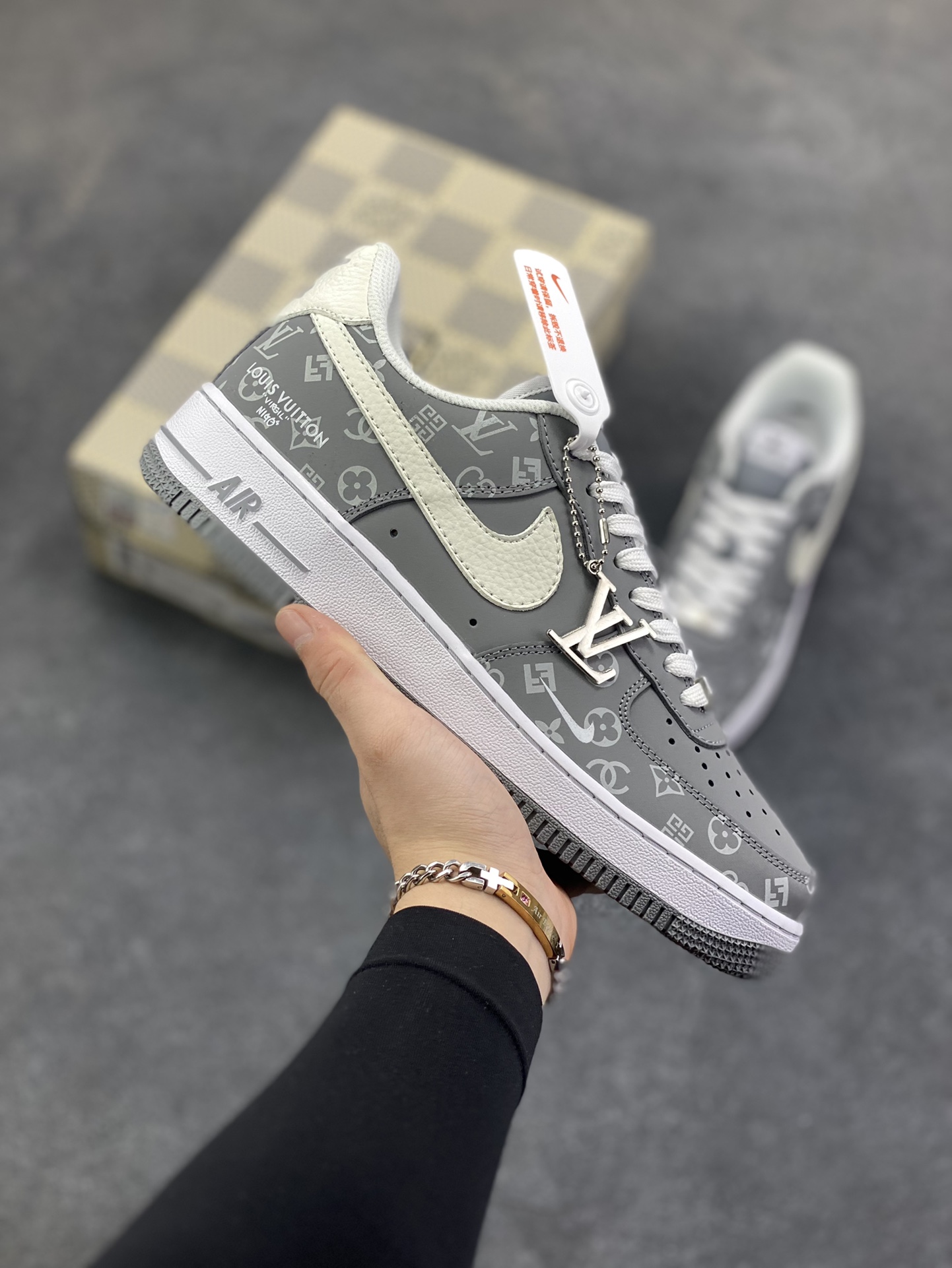 NIke Air Force 1 \’07 Low LV联名–灰白印花 空军一号低帮 运动鞋 休闲鞋 高级夜光效果 折边针车 工艺难度大 原楦头原纸板 高端定制鞋盒 原厂鞋底 超高清洁度 细节完美 货号：NH0601-575 尺码：36 36.5 37.5 38 38.5 39 40 40.5 41 42 42.5 43 44 44.5 45-选品中心