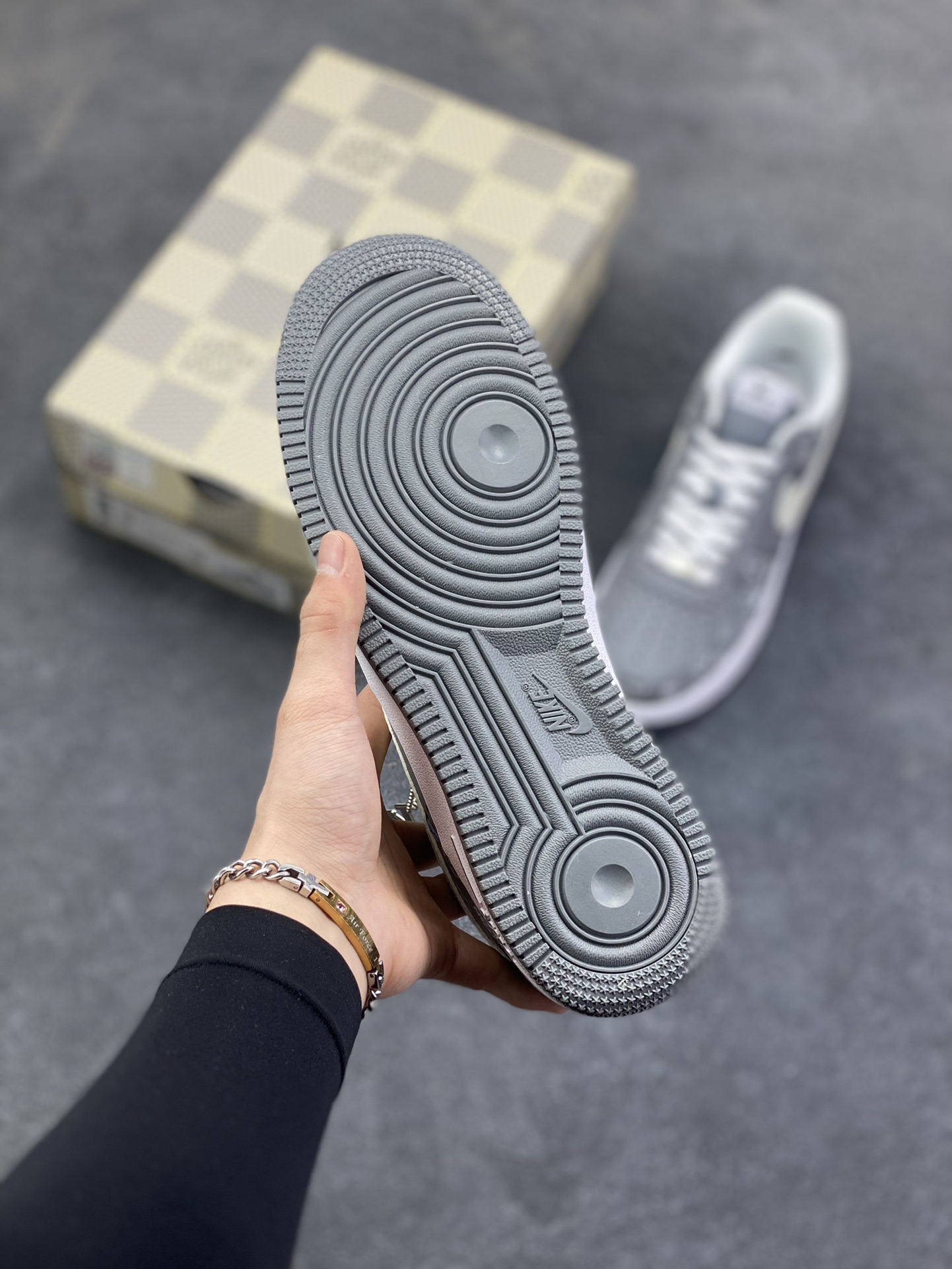 图片[5]-NIke Air Force 1 \’07 Low LV联名–灰白印花 空军一号低帮 运动鞋 休闲鞋 高级夜光效果 折边针车 工艺难度大 原楦头原纸板 高端定制鞋盒 原厂鞋底 超高清洁度 细节完美 货号：NH0601-575 尺码：36 36.5 37.5 38 38.5 39 40 40.5 41 42 42.5 43 44 44.5 45-选品中心