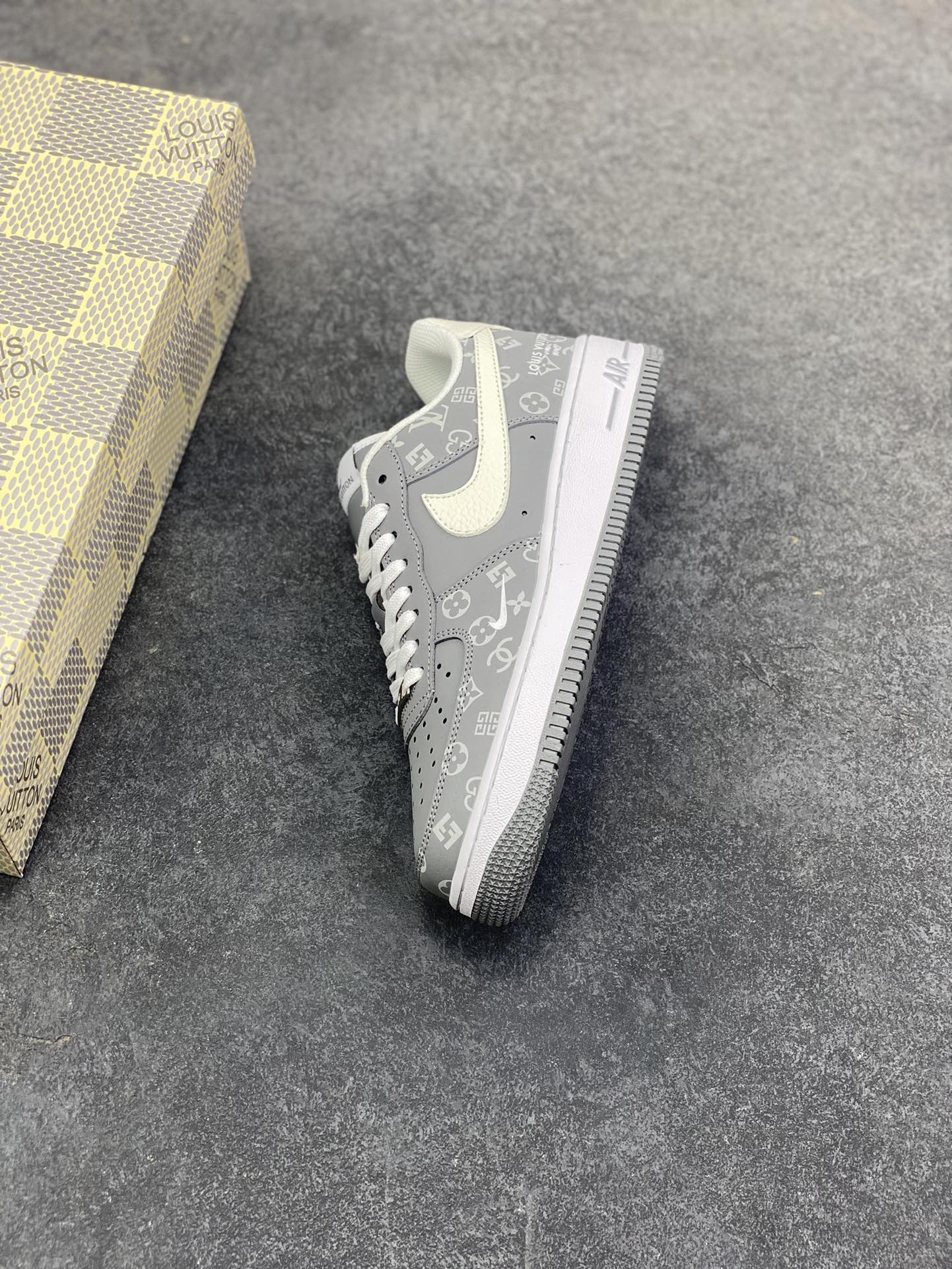 图片[7]-NIke Air Force 1 \’07 Low LV联名–灰白印花 空军一号低帮 运动鞋 休闲鞋 高级夜光效果 折边针车 工艺难度大 原楦头原纸板 高端定制鞋盒 原厂鞋底 超高清洁度 细节完美 货号：NH0601-575 尺码：36 36.5 37.5 38 38.5 39 40 40.5 41 42 42.5 43 44 44.5 45-选品中心