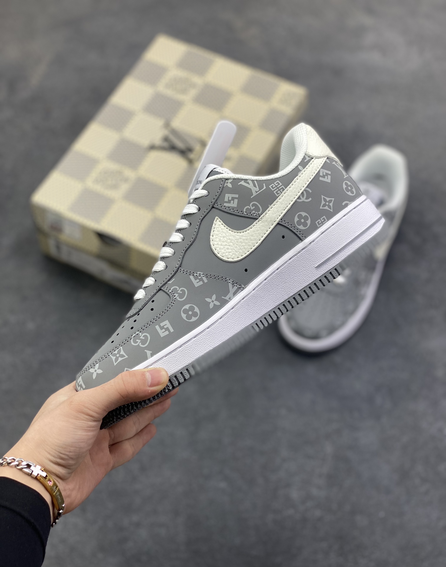 图片[3]-NIke Air Force 1 \’07 Low LV联名–灰白印花 空军一号低帮 运动鞋 休闲鞋 高级夜光效果 折边针车 工艺难度大 原楦头原纸板 高端定制鞋盒 原厂鞋底 超高清洁度 细节完美 货号：NH0601-575 尺码：36 36.5 37.5 38 38.5 39 40 40.5 41 42 42.5 43 44 44.5 45-选品中心