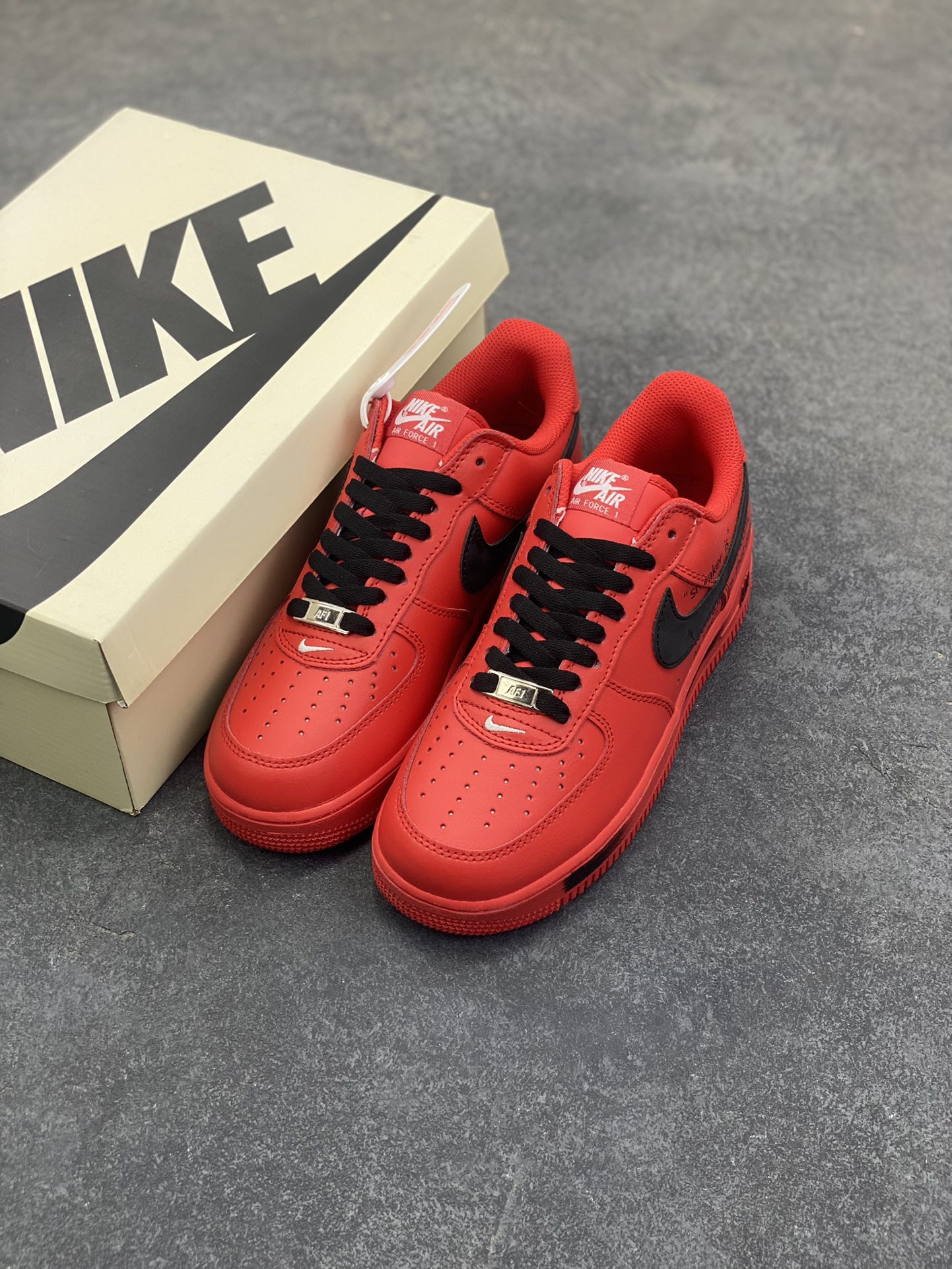 图片[8]-Nike Air Force 1 Low 英文红黑勾 原楦头原纸板 打造纯正空军版型 专注外贸渠道 全掌内置蜂窝气垫 原盒配件 原厂中底钢印、拉帮完美 货号：FD7039-600 尺码：36 36.5 37.5 38 38.5 39 40 40.5 41 42 42.5 43 44 44.5 45-选品中心