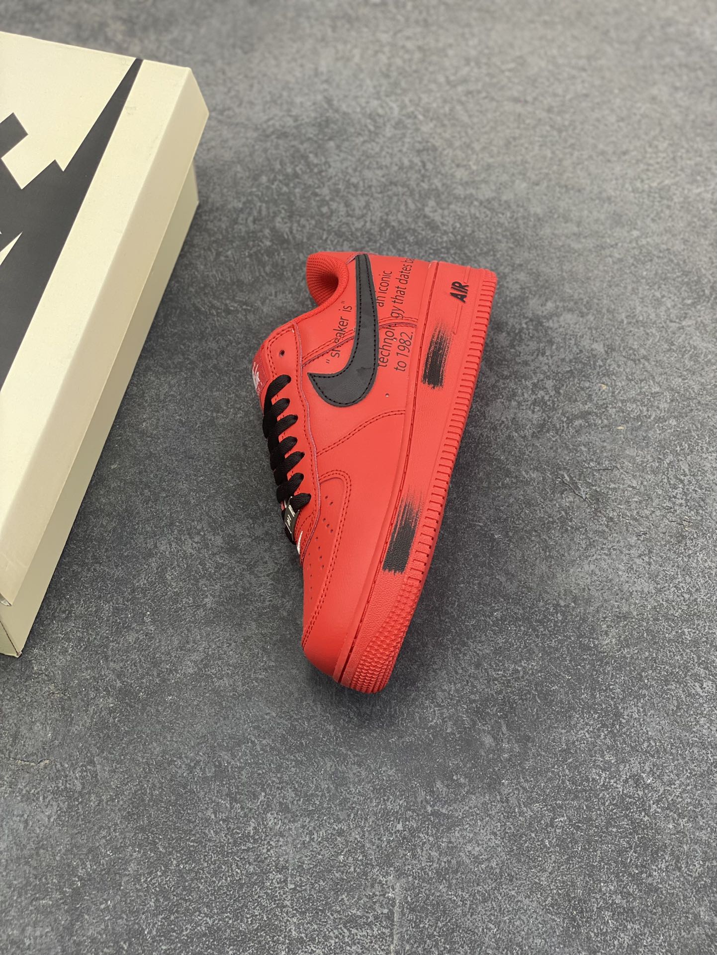 图片[7]-Nike Air Force 1 Low 英文红黑勾 原楦头原纸板 打造纯正空军版型 专注外贸渠道 全掌内置蜂窝气垫 原盒配件 原厂中底钢印、拉帮完美 货号：FD7039-600 尺码：36 36.5 37.5 38 38.5 39 40 40.5 41 42 42.5 43 44 44.5 45-选品中心