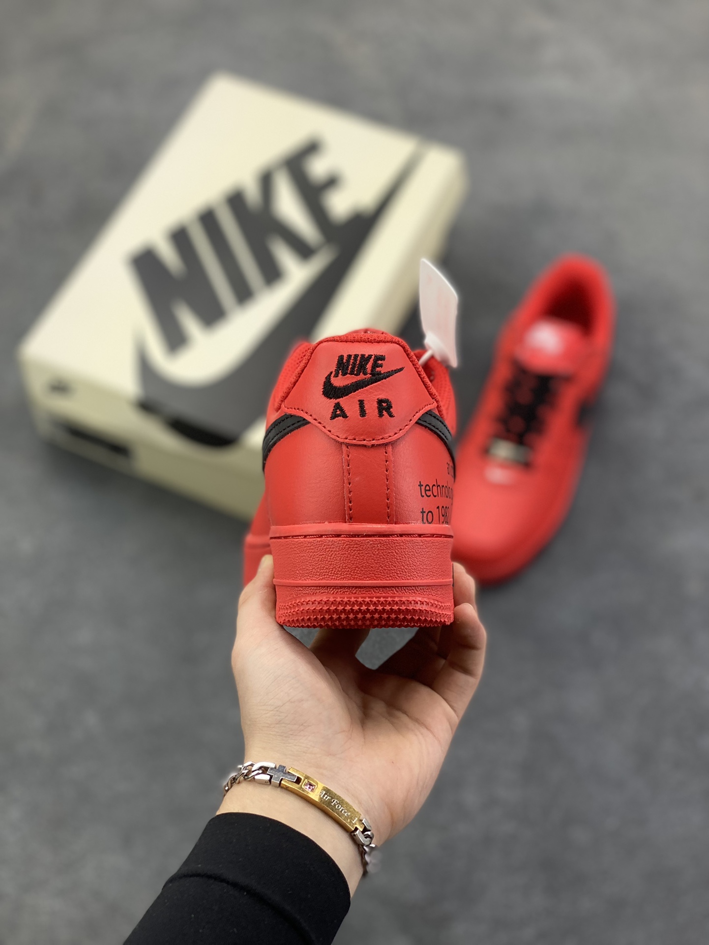 图片[4]-Nike Air Force 1 Low 英文红黑勾 原楦头原纸板 打造纯正空军版型 专注外贸渠道 全掌内置蜂窝气垫 原盒配件 原厂中底钢印、拉帮完美 货号：FD7039-600 尺码：36 36.5 37.5 38 38.5 39 40 40.5 41 42 42.5 43 44 44.5 45-选品中心