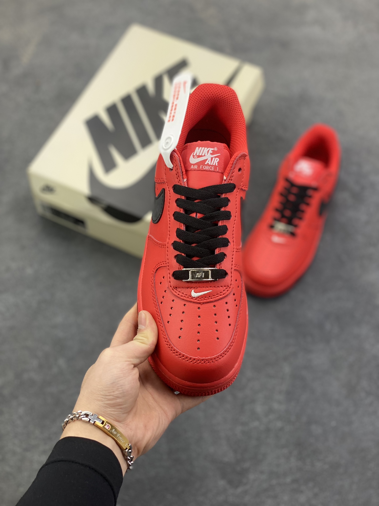 图片[2]-Nike Air Force 1 Low 英文红黑勾 原楦头原纸板 打造纯正空军版型 专注外贸渠道 全掌内置蜂窝气垫 原盒配件 原厂中底钢印、拉帮完美 货号：FD7039-600 尺码：36 36.5 37.5 38 38.5 39 40 40.5 41 42 42.5 43 44 44.5 45-选品中心