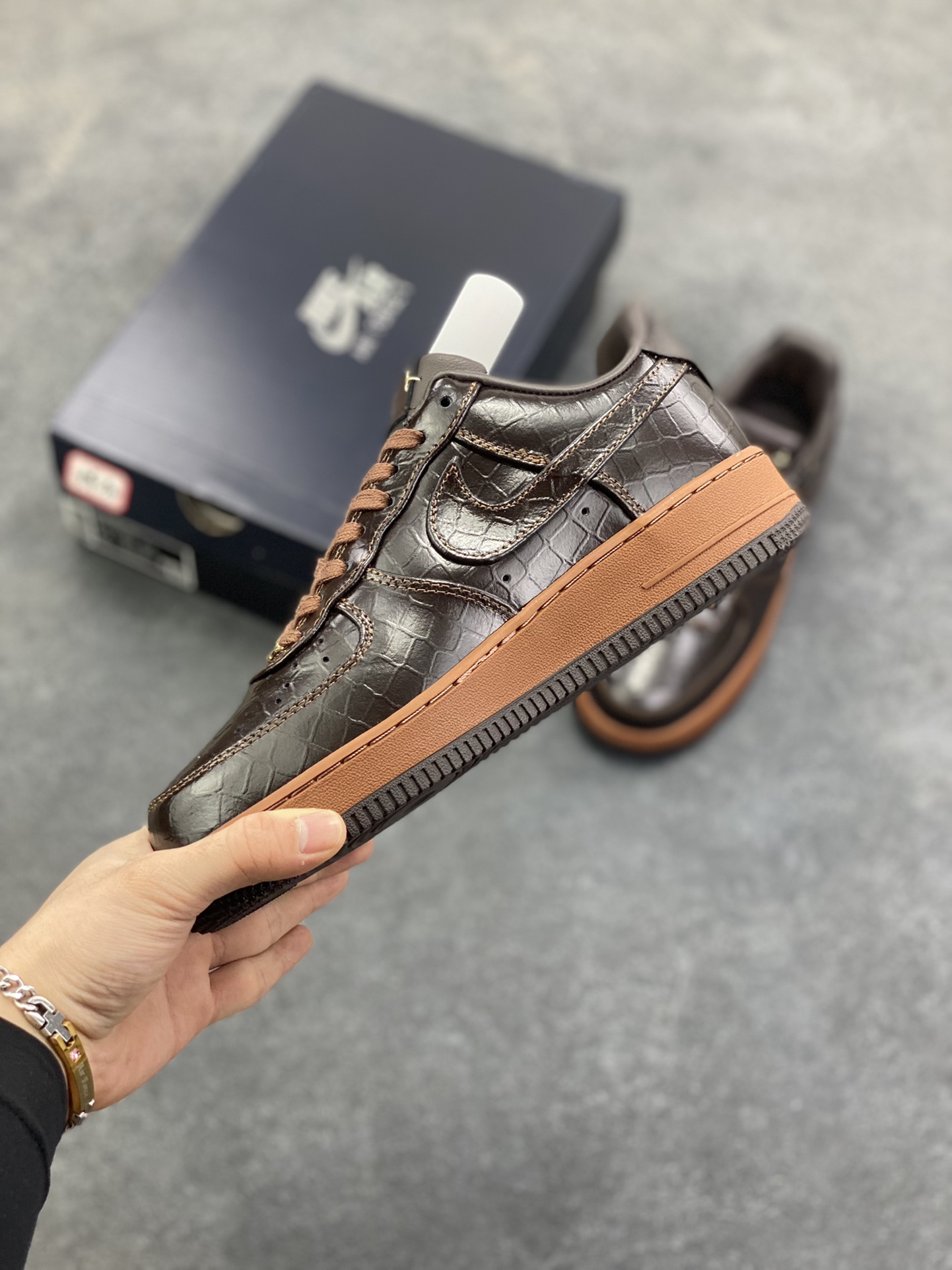 图片[3]-Nike Air Force 1 Low 棕黑鳄鱼纹 原楦头原纸板 打造纯正空军版型 专注外贸渠道 全掌内置蜂窝气垫 原盒配件 原厂中底钢印、拉帮完美 货号：FD7039-600 尺码：36 36.5 37.5 38 38.5 39 40 40.5 41 42 42.5 43 44 44.5 45-选品中心