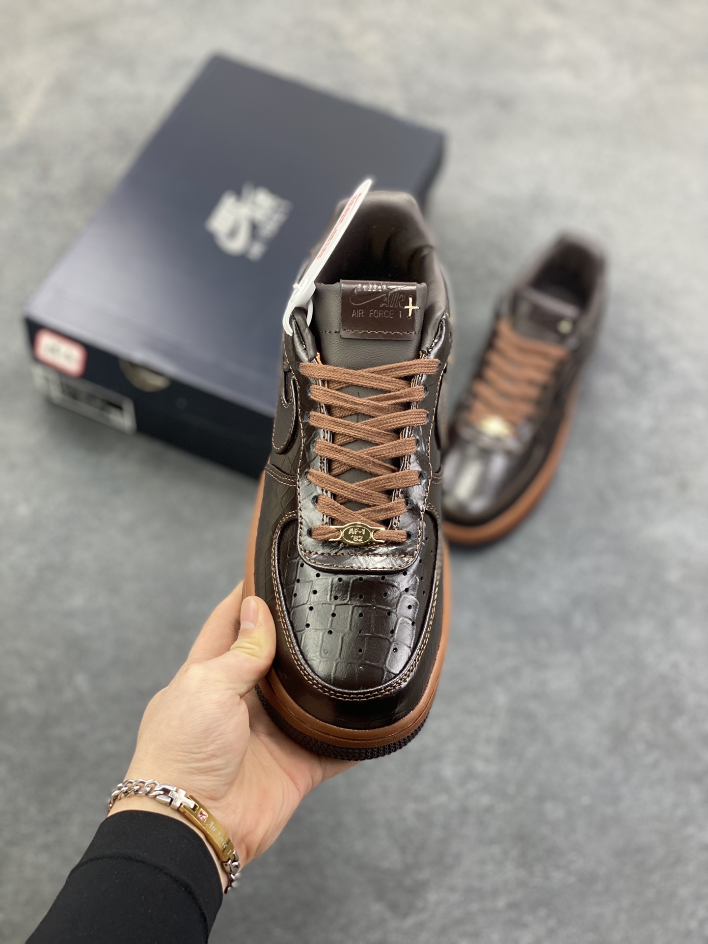 图片[2]-Nike Air Force 1 Low 棕黑鳄鱼纹 原楦头原纸板 打造纯正空军版型 专注外贸渠道 全掌内置蜂窝气垫 原盒配件 原厂中底钢印、拉帮完美 货号：FD7039-600 尺码：36 36.5 37.5 38 38.5 39 40 40.5 41 42 42.5 43 44 44.5 45-选品中心