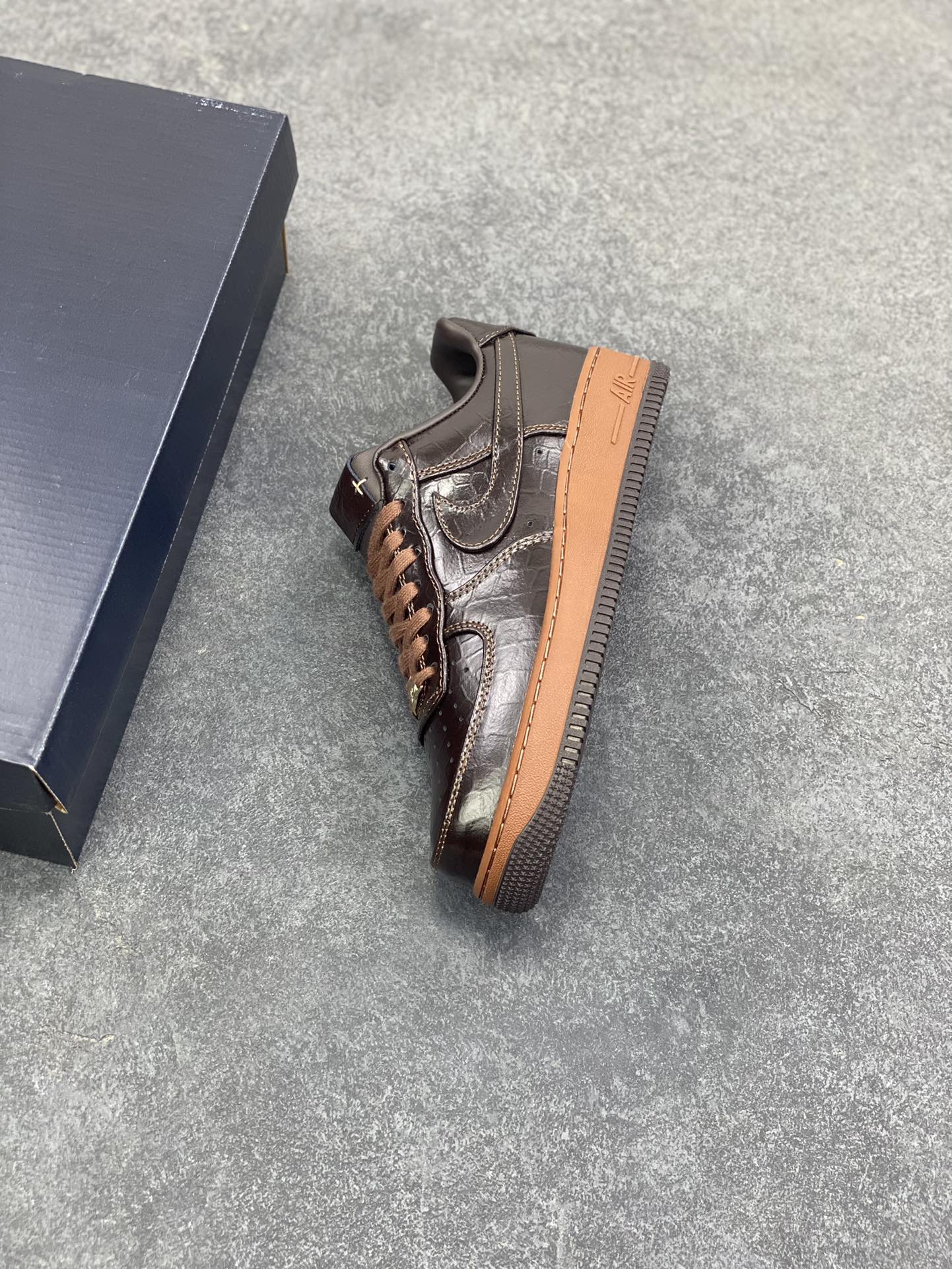 图片[7]-Nike Air Force 1 Low 棕黑鳄鱼纹 原楦头原纸板 打造纯正空军版型 专注外贸渠道 全掌内置蜂窝气垫 原盒配件 原厂中底钢印、拉帮完美 货号：FD7039-600 尺码：36 36.5 37.5 38 38.5 39 40 40.5 41 42 42.5 43 44 44.5 45-选品中心