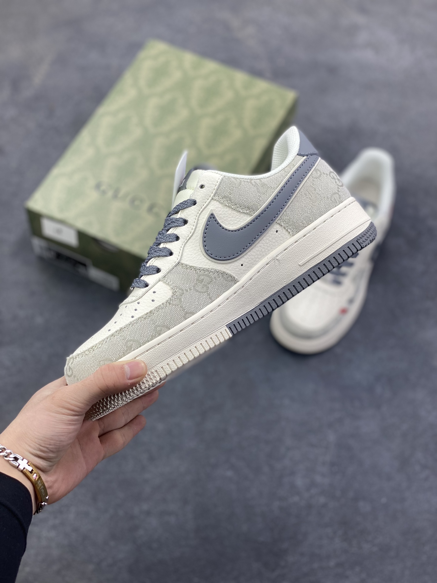 图片[3]-Nike Air Force 1 \’07 Low “古驰联名——花纹米灰红”空军一号 高端定制 低帮 运动鞋 休闲鞋 折边针车 工艺难度大 原楦头原纸板 原装鞋盒 定制五金配件 内置全掌气垫 原厂鞋底 货号：MZ9588-808 尺码：36 36.5 37.5 38 38.5 39 40 40.5 41 42 42.5 43 44 44.5 45-选品中心