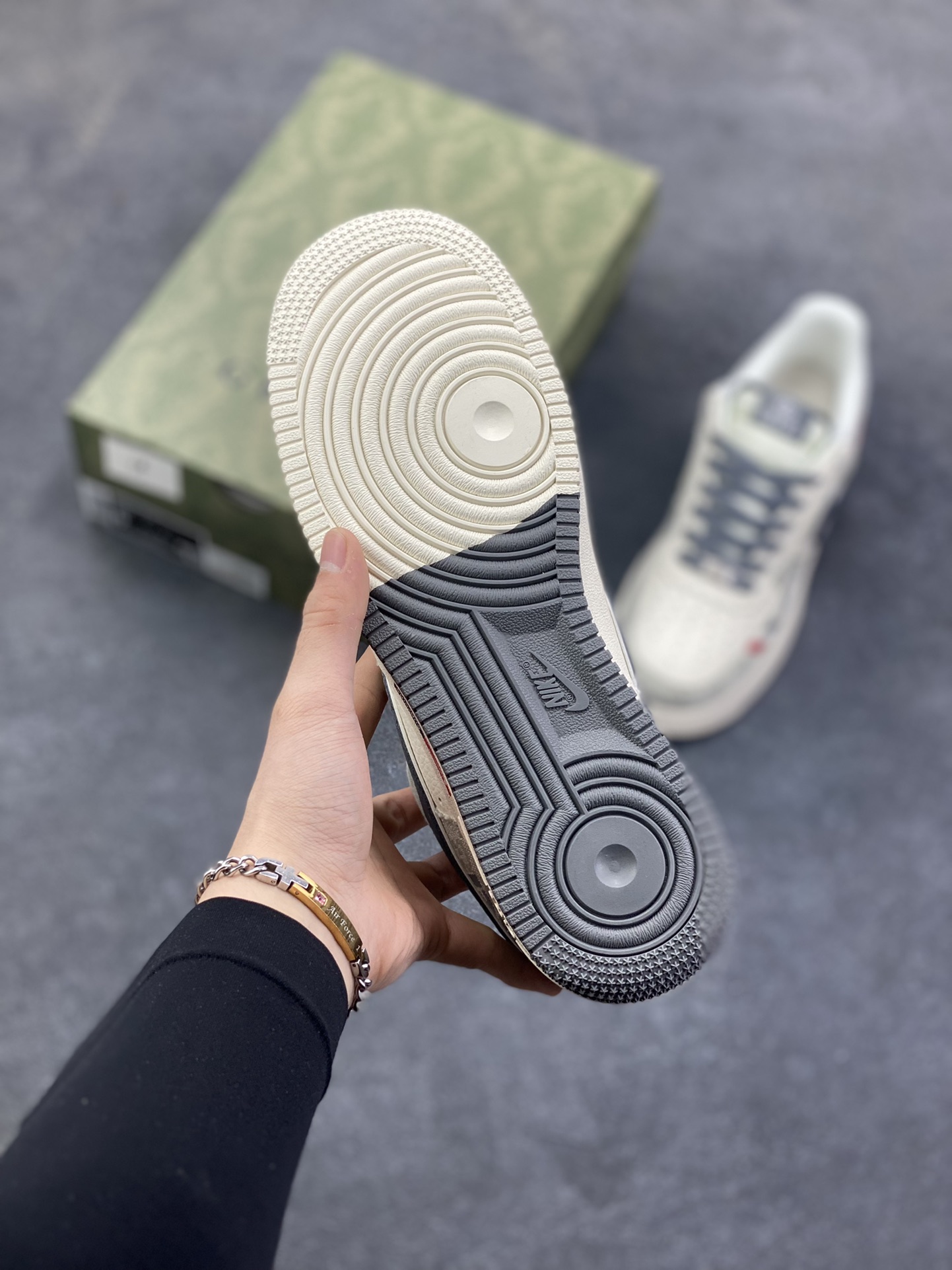 图片[5]-Nike Air Force 1 \’07 Low “古驰联名——花纹米灰红”空军一号 高端定制 低帮 运动鞋 休闲鞋 折边针车 工艺难度大 原楦头原纸板 原装鞋盒 定制五金配件 内置全掌气垫 原厂鞋底 货号：MZ9588-808 尺码：36 36.5 37.5 38 38.5 39 40 40.5 41 42 42.5 43 44 44.5 45-选品中心