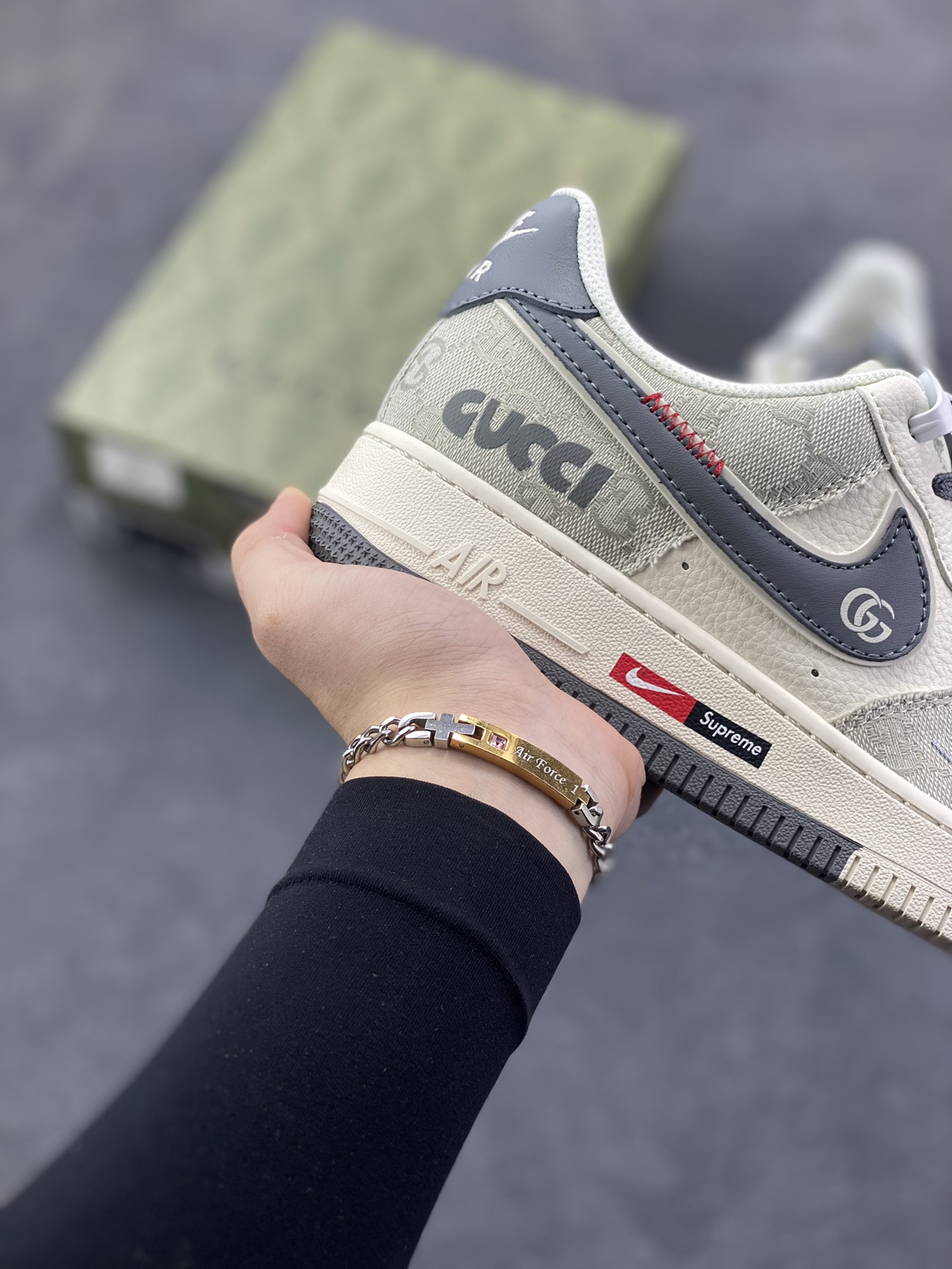 图片[6]-Nike Air Force 1 \’07 Low “古驰联名——花纹米灰红”空军一号 高端定制 低帮 运动鞋 休闲鞋 折边针车 工艺难度大 原楦头原纸板 原装鞋盒 定制五金配件 内置全掌气垫 原厂鞋底 货号：MZ9588-808 尺码：36 36.5 37.5 38 38.5 39 40 40.5 41 42 42.5 43 44 44.5 45-选品中心