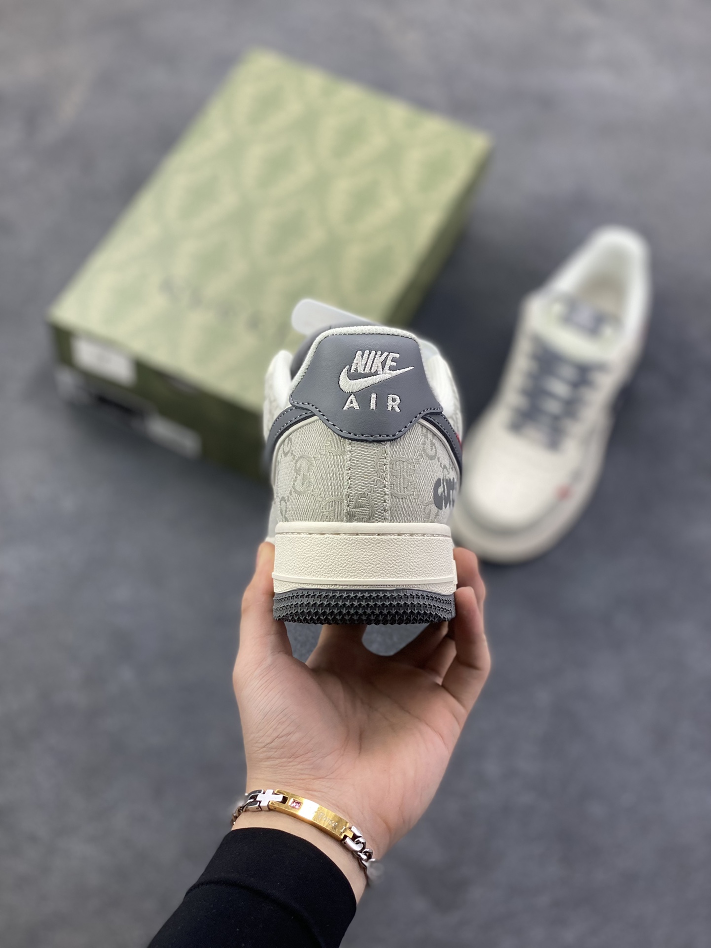 图片[4]-Nike Air Force 1 \’07 Low “古驰联名——花纹米灰红”空军一号 高端定制 低帮 运动鞋 休闲鞋 折边针车 工艺难度大 原楦头原纸板 原装鞋盒 定制五金配件 内置全掌气垫 原厂鞋底 货号：MZ9588-808 尺码：36 36.5 37.5 38 38.5 39 40 40.5 41 42 42.5 43 44 44.5 45-选品中心