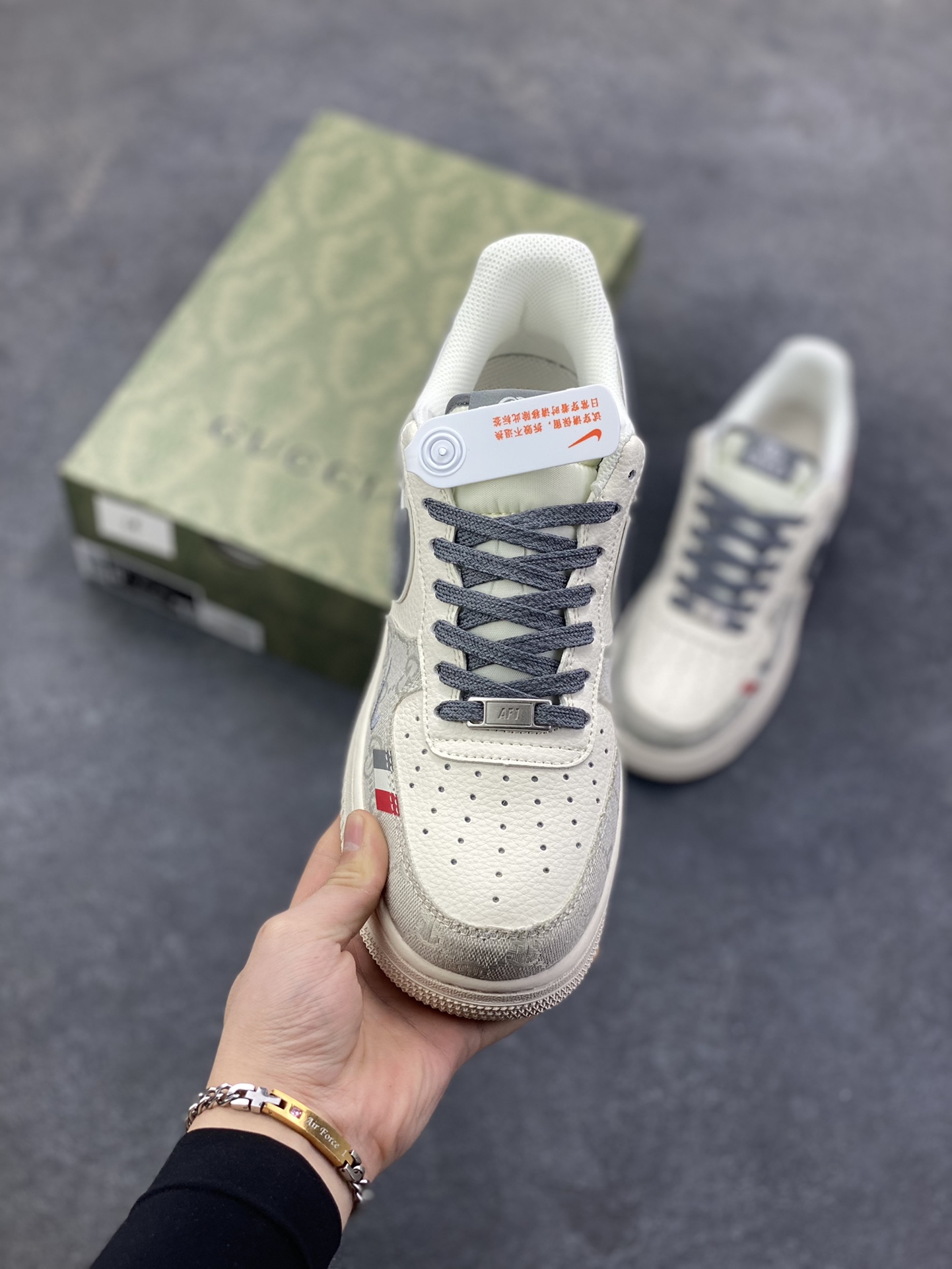 图片[2]-Nike Air Force 1 \’07 Low “古驰联名——花纹米灰红”空军一号 高端定制 低帮 运动鞋 休闲鞋 折边针车 工艺难度大 原楦头原纸板 原装鞋盒 定制五金配件 内置全掌气垫 原厂鞋底 货号：MZ9588-808 尺码：36 36.5 37.5 38 38.5 39 40 40.5 41 42 42.5 43 44 44.5 45-选品中心