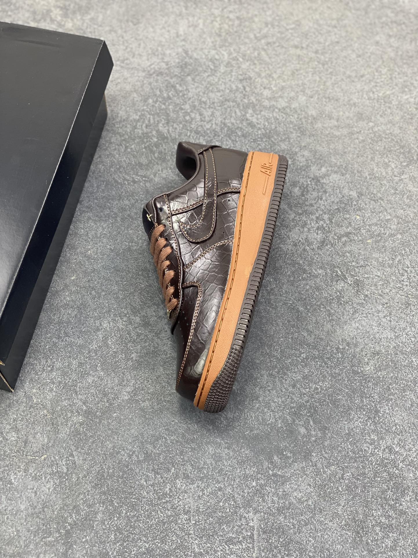 图片[7]-Nike Air Force 1 Low 棕黑鳄鱼纹 原楦头原纸板 打造纯正空军版型 专注外贸渠道 全掌内置蜂窝气垫 原盒配件 原厂中底钢印、拉帮完美 货号：FD7039-600 尺码：36 36.5 37.5 38 38.5 39 40 40.5 41 42 42.5 43 44 44.5 45-选品中心