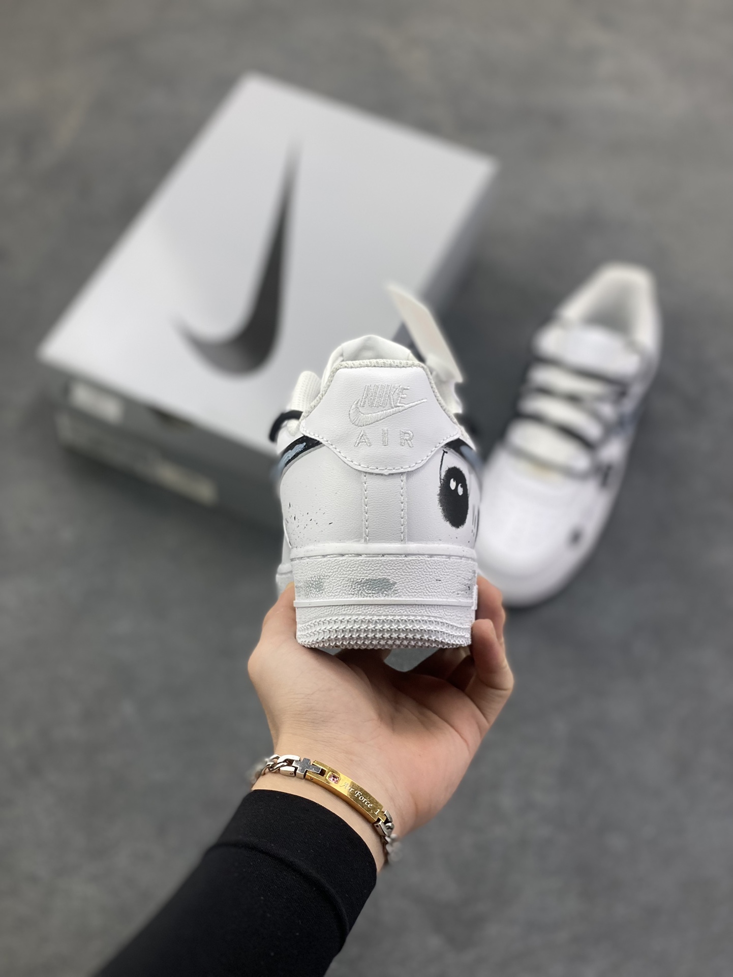 图片[4]-【定制球鞋】Nike Air Force 1 空军一号 煤球不挖煤 潮流解构 卡通手绘 涂鸦街头 小众个性 包裹性保暖 低帮 板鞋 男女同款 黑白工艺难度大 原楦头原纸板 原装鞋盒 定制五金配件 内置全掌气垫 原厂鞋底 货号：CW2288-111 尺码： 36 36.5 37.5 38 38.5 39 40 40.5 41 42 42.5 43 44 44.5 45-选品中心