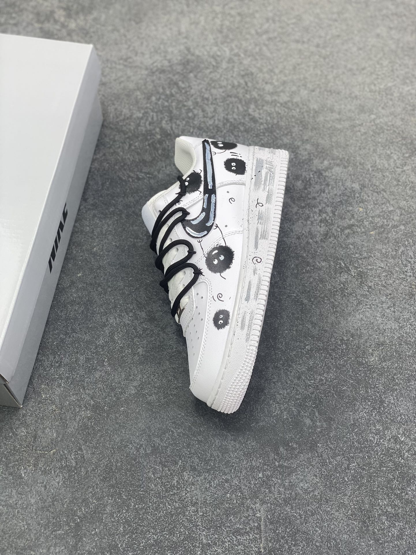 图片[7]-【定制球鞋】Nike Air Force 1 空军一号 煤球不挖煤 潮流解构 卡通手绘 涂鸦街头 小众个性 包裹性保暖 低帮 板鞋 男女同款 黑白工艺难度大 原楦头原纸板 原装鞋盒 定制五金配件 内置全掌气垫 原厂鞋底 货号：CW2288-111 尺码： 36 36.5 37.5 38 38.5 39 40 40.5 41 42 42.5 43 44 44.5 45-选品中心