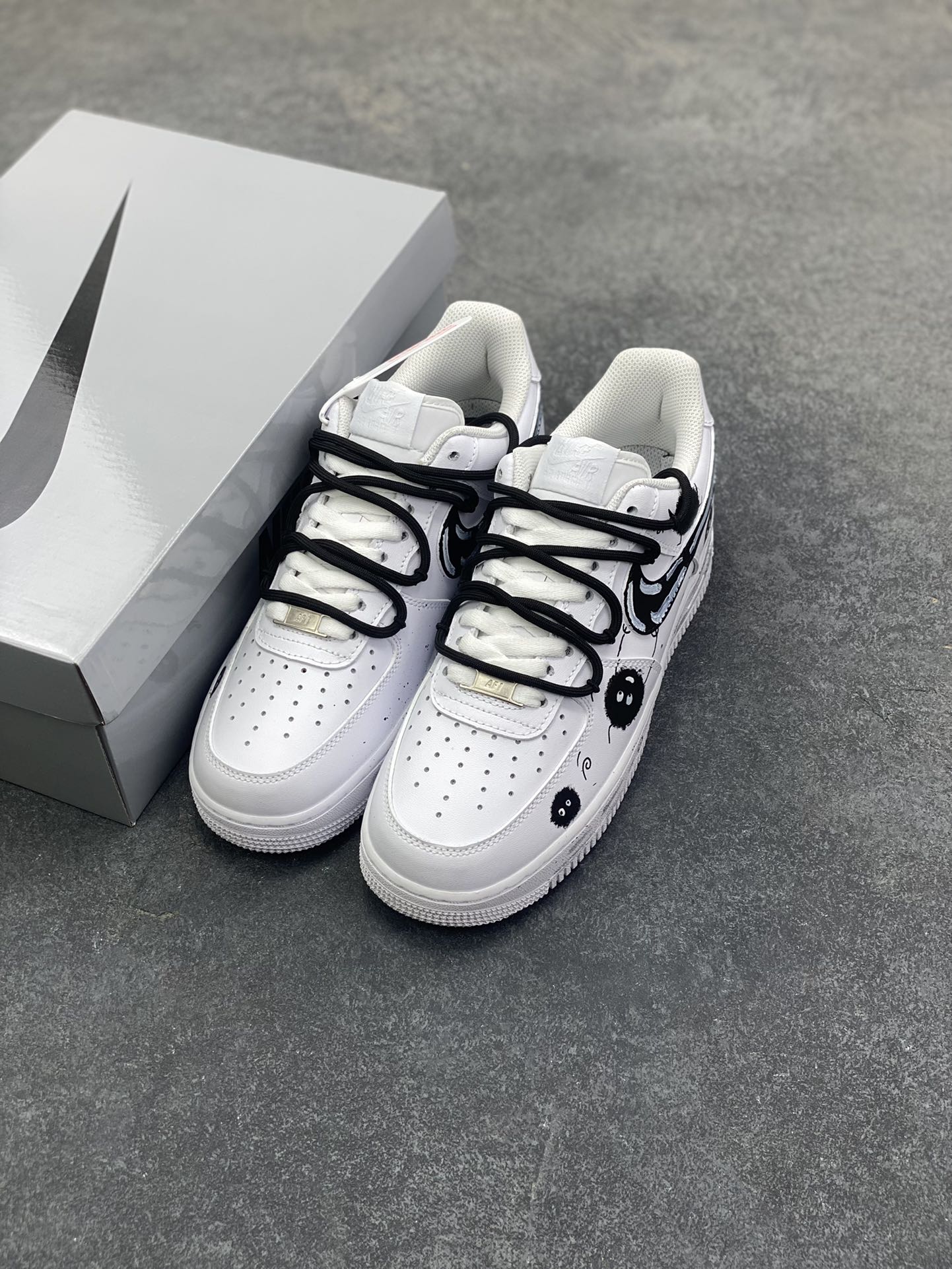 图片[8]-【定制球鞋】Nike Air Force 1 空军一号 煤球不挖煤 潮流解构 卡通手绘 涂鸦街头 小众个性 包裹性保暖 低帮 板鞋 男女同款 黑白工艺难度大 原楦头原纸板 原装鞋盒 定制五金配件 内置全掌气垫 原厂鞋底 货号：CW2288-111 尺码： 36 36.5 37.5 38 38.5 39 40 40.5 41 42 42.5 43 44 44.5 45-选品中心