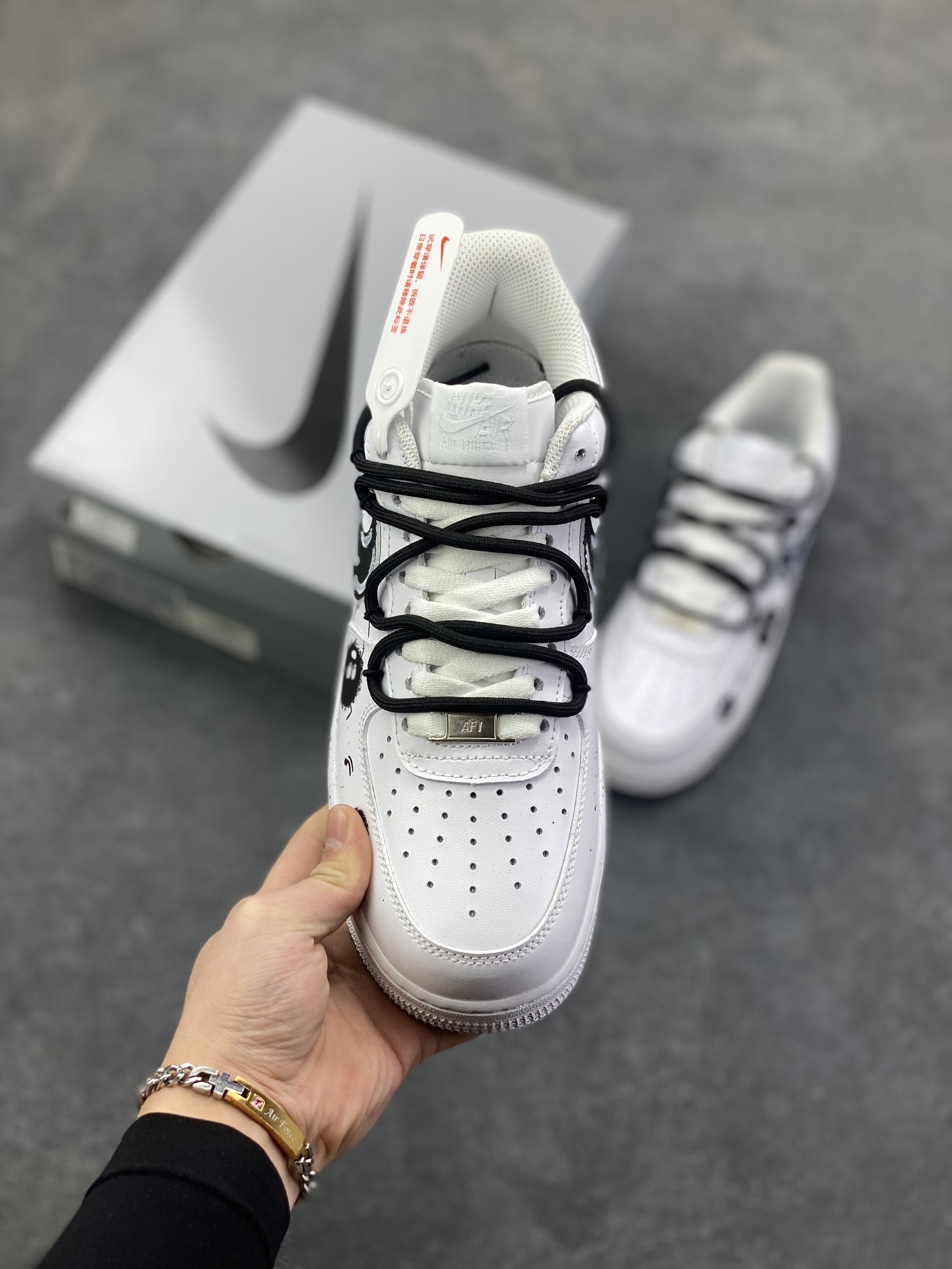 图片[2]-【定制球鞋】Nike Air Force 1 空军一号 煤球不挖煤 潮流解构 卡通手绘 涂鸦街头 小众个性 包裹性保暖 低帮 板鞋 男女同款 黑白工艺难度大 原楦头原纸板 原装鞋盒 定制五金配件 内置全掌气垫 原厂鞋底 货号：CW2288-111 尺码： 36 36.5 37.5 38 38.5 39 40 40.5 41 42 42.5 43 44 44.5 45-选品中心