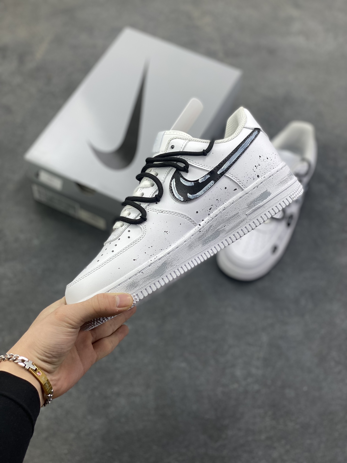 图片[3]-【定制球鞋】Nike Air Force 1 空军一号 煤球不挖煤 潮流解构 卡通手绘 涂鸦街头 小众个性 包裹性保暖 低帮 板鞋 男女同款 黑白工艺难度大 原楦头原纸板 原装鞋盒 定制五金配件 内置全掌气垫 原厂鞋底 货号：CW2288-111 尺码： 36 36.5 37.5 38 38.5 39 40 40.5 41 42 42.5 43 44 44.5 45-选品中心