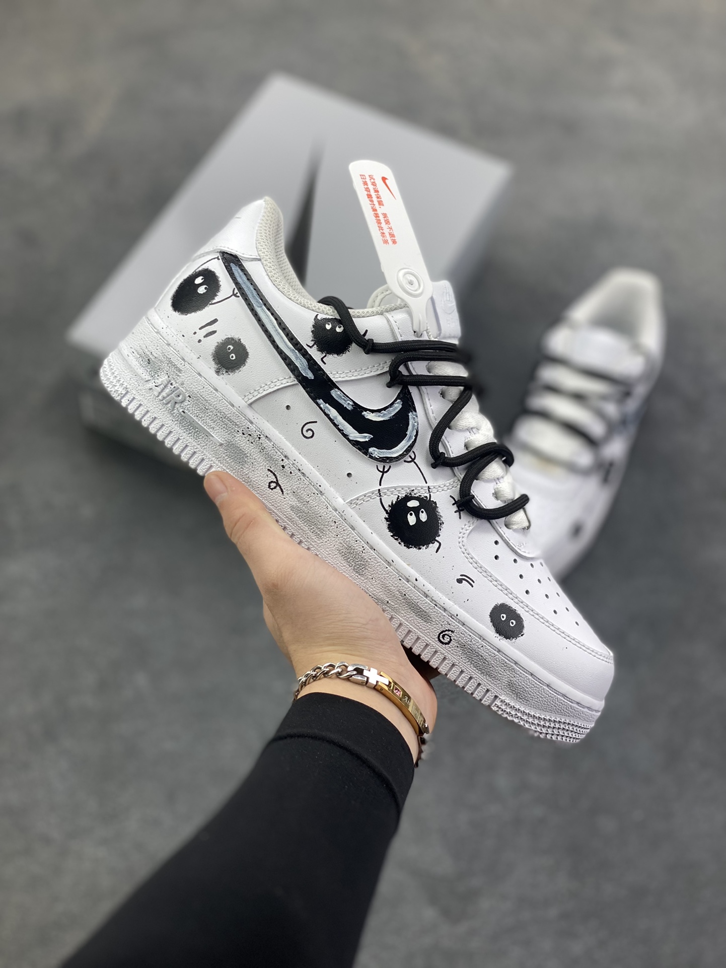 【定制球鞋】Nike Air Force 1 空军一号 煤球不挖煤 潮流解构 卡通手绘 涂鸦街头 小众个性 包裹性保暖 低帮 板鞋 男女同款 黑白工艺难度大 原楦头原纸板 原装鞋盒 定制五金配件 内置全掌气垫 原厂鞋底 货号：CW2288-111 尺码： 36 36.5 37.5 38 38.5 39 40 40.5 41 42 42.5 43 44 44.5 45-选品中心