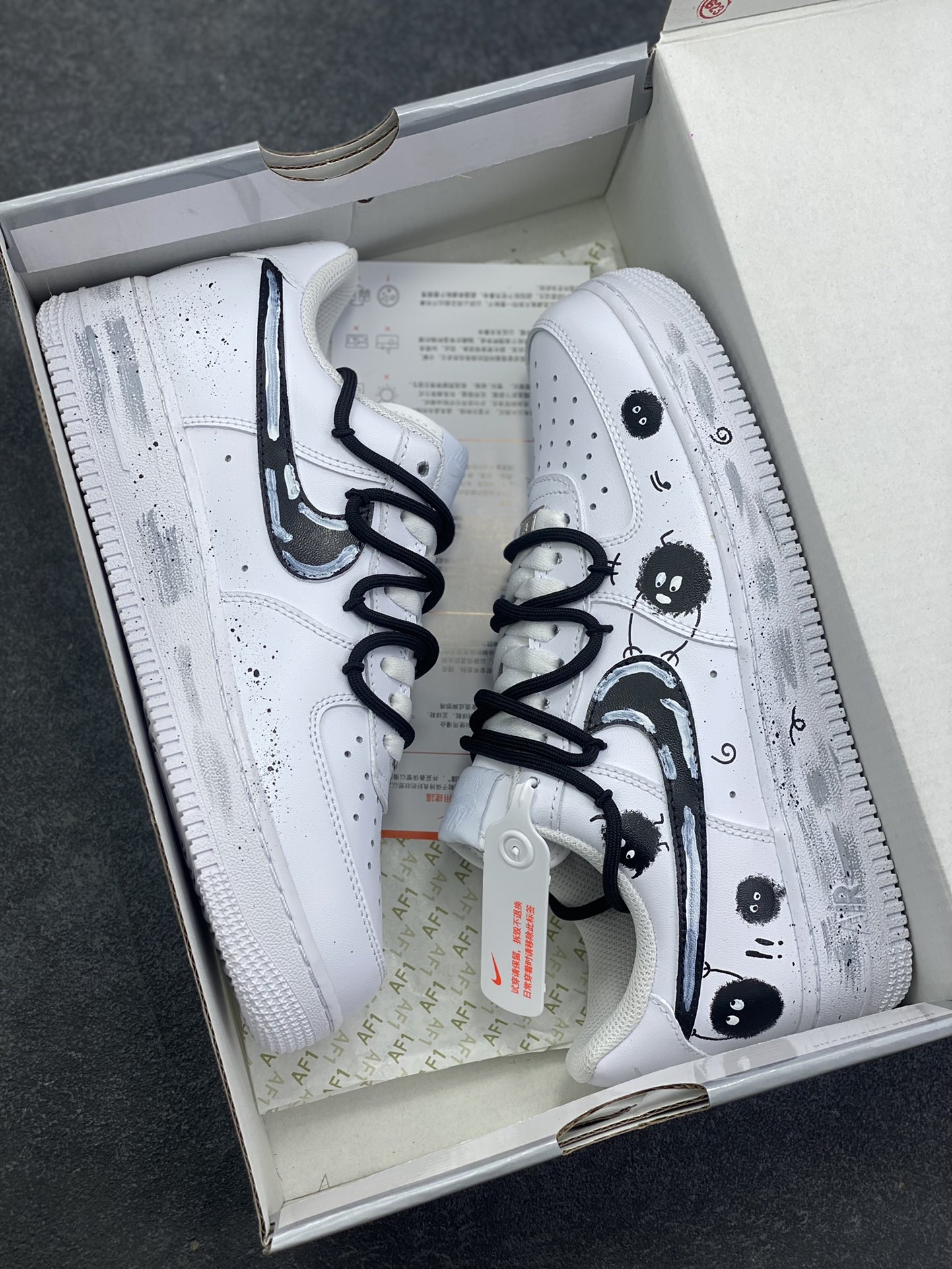 图片[9]-【定制球鞋】Nike Air Force 1 空军一号 煤球不挖煤 潮流解构 卡通手绘 涂鸦街头 小众个性 包裹性保暖 低帮 板鞋 男女同款 黑白工艺难度大 原楦头原纸板 原装鞋盒 定制五金配件 内置全掌气垫 原厂鞋底 货号：CW2288-111 尺码： 36 36.5 37.5 38 38.5 39 40 40.5 41 42 42.5 43 44 44.5 45-选品中心