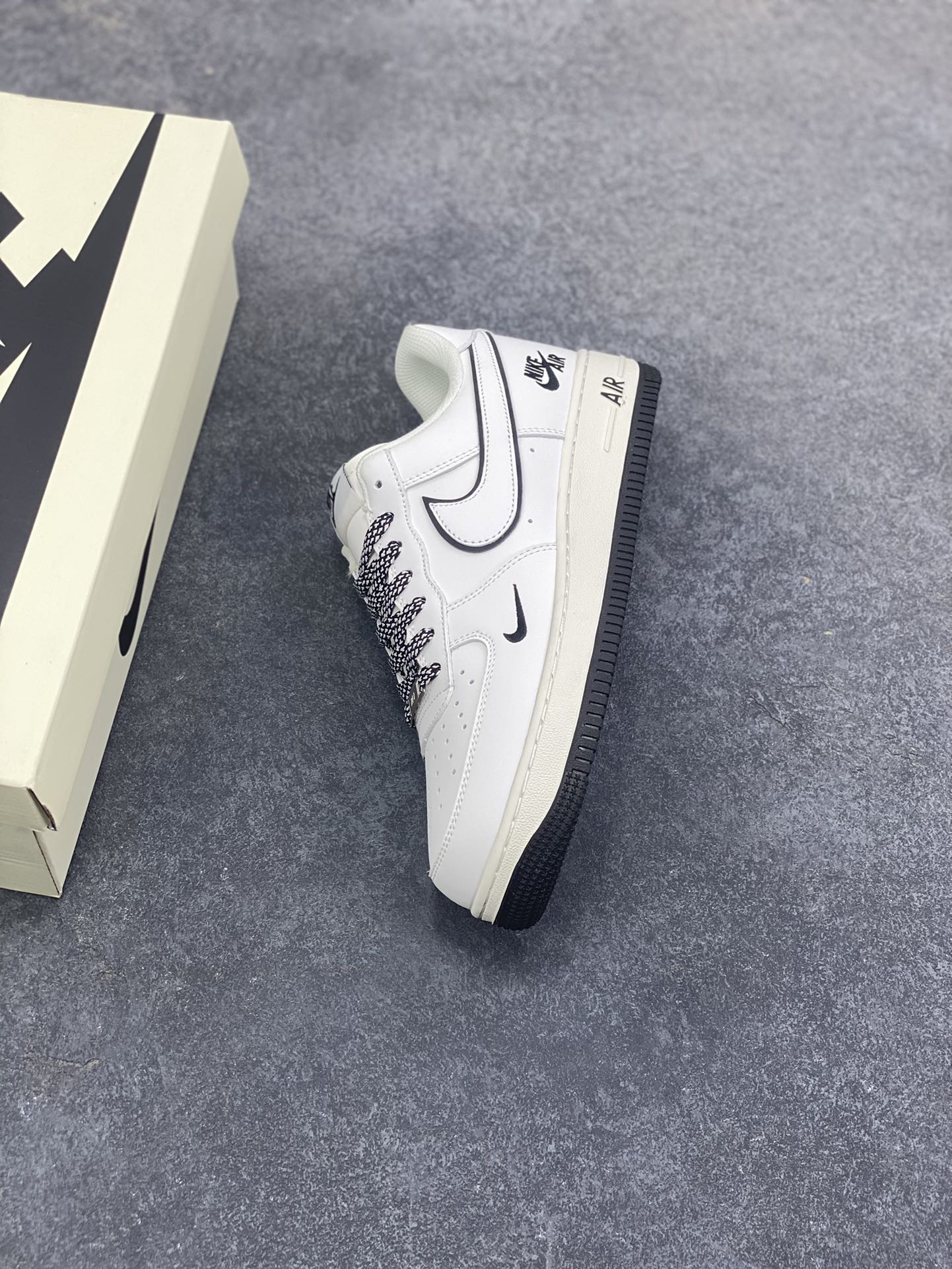 图片[7]-NIke Air Force 1 \’07 Low “米白黑NIKE”空军一号 低帮 运动鞋 休闲鞋 折边针车 工艺难度大 原楦头原纸板 原装鞋盒 定制五金配件 内置全掌气垫 原厂鞋底 货号：CS5288-036 尺码：36 36.5 37.5 38 38.5 39 40 40.5 41 42 42.5 43 44 44.5 45-选品中心