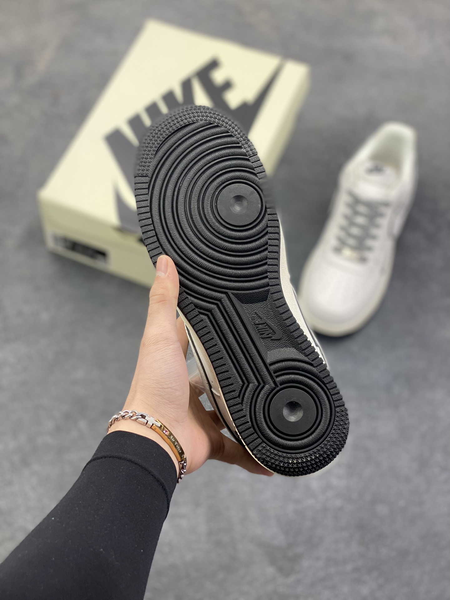 图片[5]-NIke Air Force 1 \’07 Low “米白黑NIKE”空军一号 低帮 运动鞋 休闲鞋 折边针车 工艺难度大 原楦头原纸板 原装鞋盒 定制五金配件 内置全掌气垫 原厂鞋底 货号：CS5288-036 尺码：36 36.5 37.5 38 38.5 39 40 40.5 41 42 42.5 43 44 44.5 45-选品中心