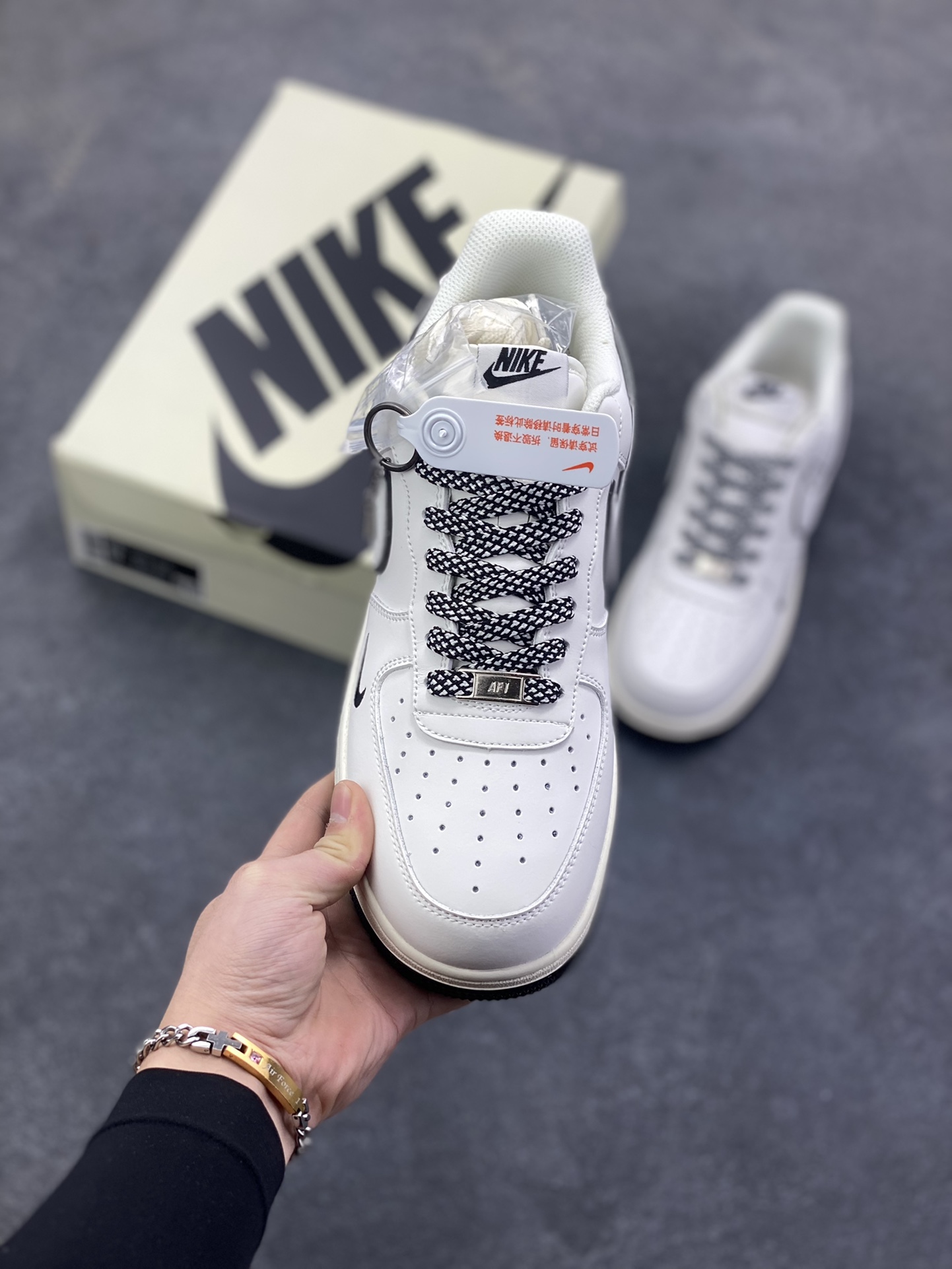 图片[2]-NIke Air Force 1 \’07 Low “米白黑NIKE”空军一号 低帮 运动鞋 休闲鞋 折边针车 工艺难度大 原楦头原纸板 原装鞋盒 定制五金配件 内置全掌气垫 原厂鞋底 货号：CS5288-036 尺码：36 36.5 37.5 38 38.5 39 40 40.5 41 42 42.5 43 44 44.5 45-选品中心