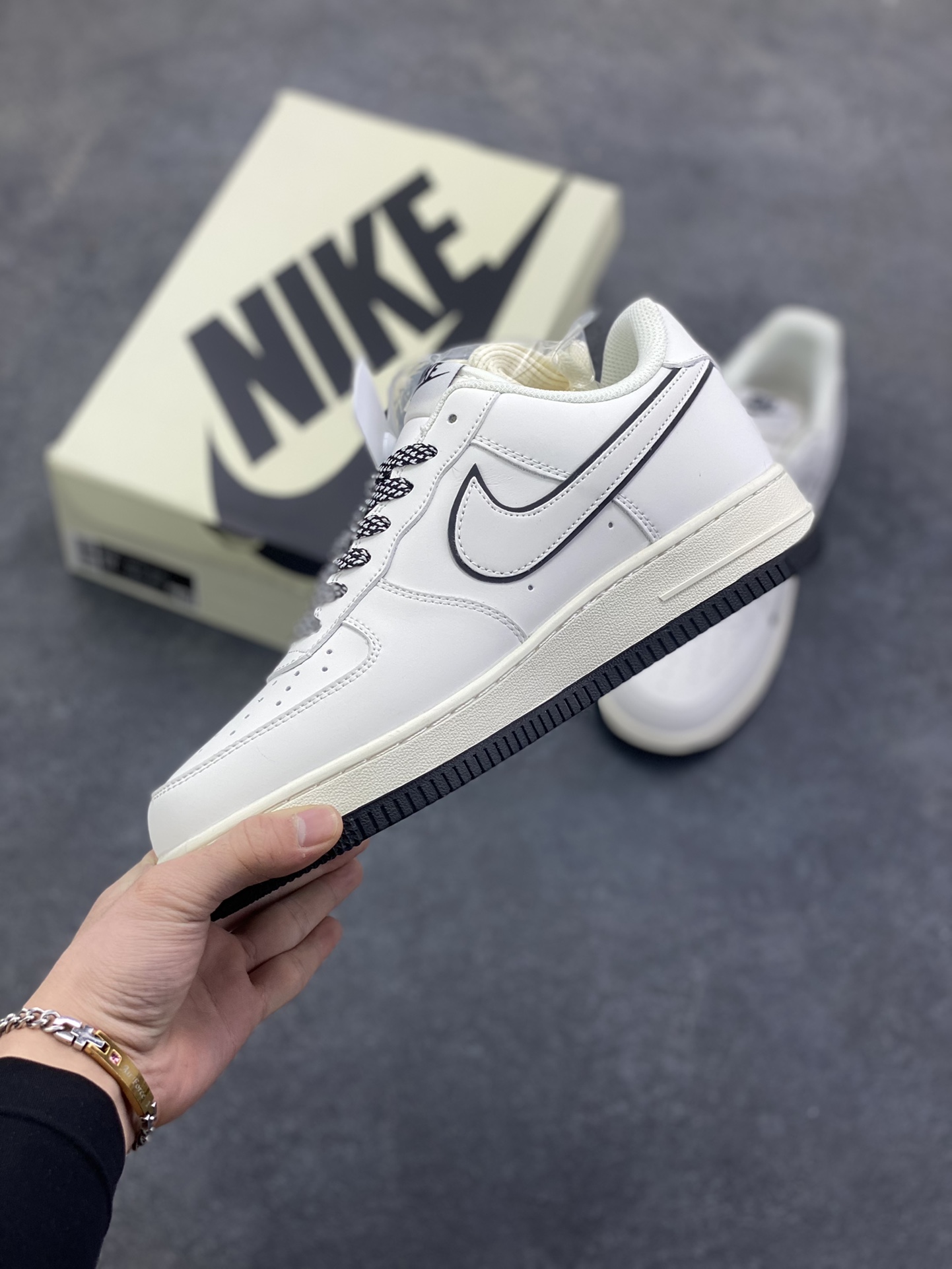 图片[3]-NIke Air Force 1 \’07 Low “米白黑NIKE”空军一号 低帮 运动鞋 休闲鞋 折边针车 工艺难度大 原楦头原纸板 原装鞋盒 定制五金配件 内置全掌气垫 原厂鞋底 货号：CS5288-036 尺码：36 36.5 37.5 38 38.5 39 40 40.5 41 42 42.5 43 44 44.5 45-选品中心