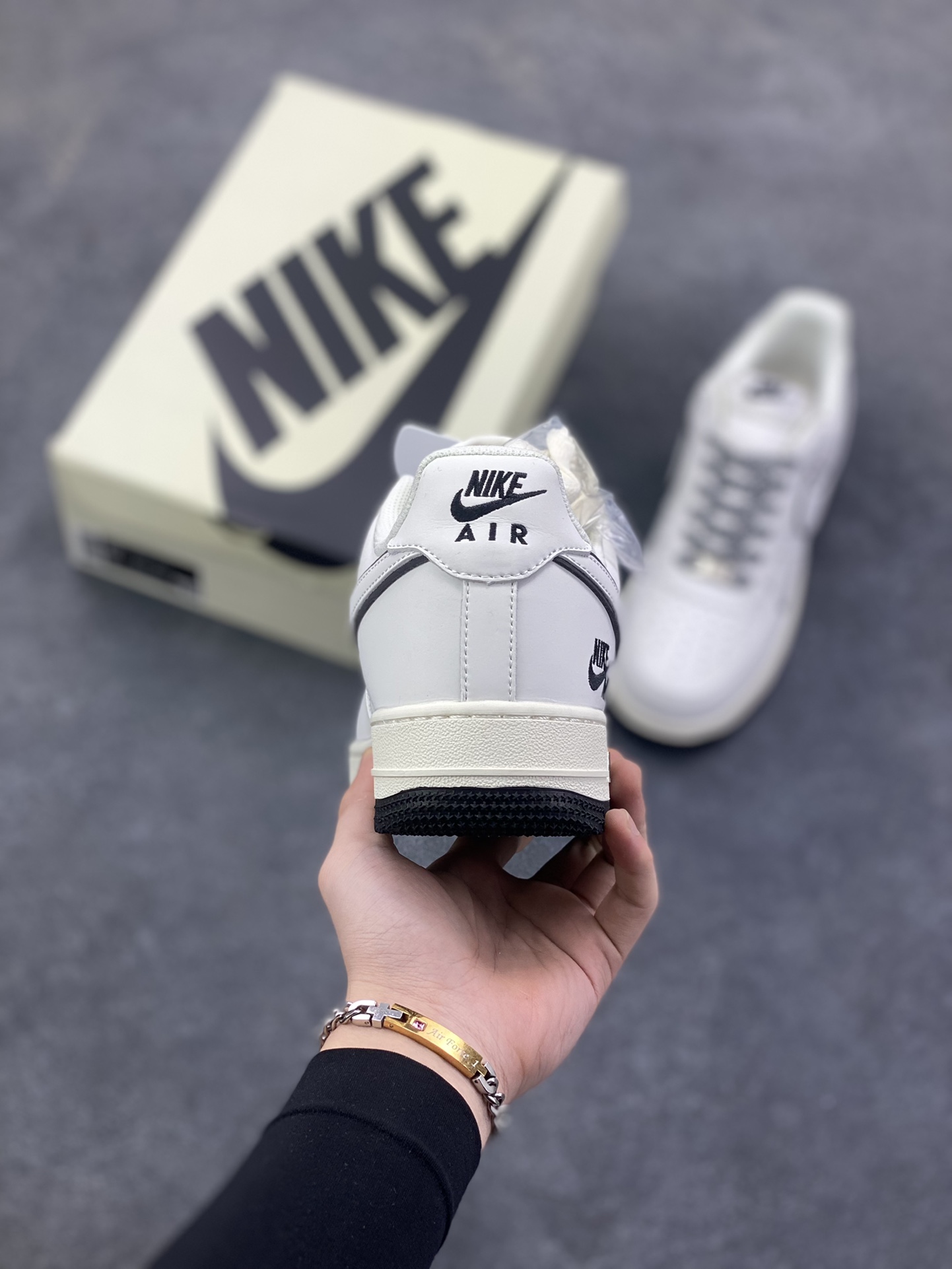 图片[4]-NIke Air Force 1 \’07 Low “米白黑NIKE”空军一号 低帮 运动鞋 休闲鞋 折边针车 工艺难度大 原楦头原纸板 原装鞋盒 定制五金配件 内置全掌气垫 原厂鞋底 货号：CS5288-036 尺码：36 36.5 37.5 38 38.5 39 40 40.5 41 42 42.5 43 44 44.5 45-选品中心