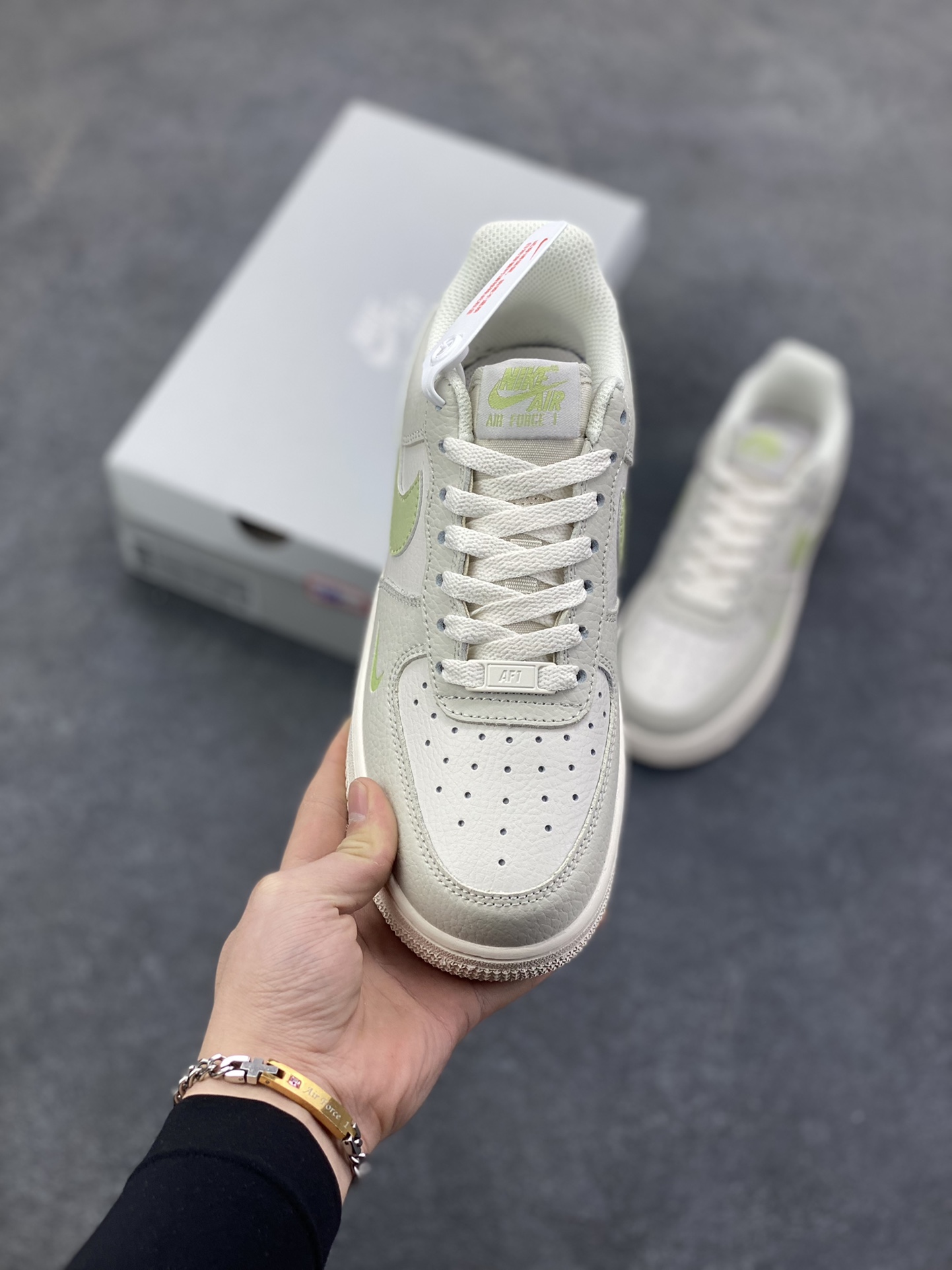 图片[2]-福利特价 Air Force 1\’ 07 灰绿 原楦头原纸板 打造纯正空军版型 专注外贸渠道 全掌内置蜂窝气垫 #原盒配件 原厂中底钢印、拉帮完美 货号：IB3881-001 尺码：36 36.5 37.5 38 38.5 39 40 40.5 41 42 42.5 43 44 44.5 45-选品中心