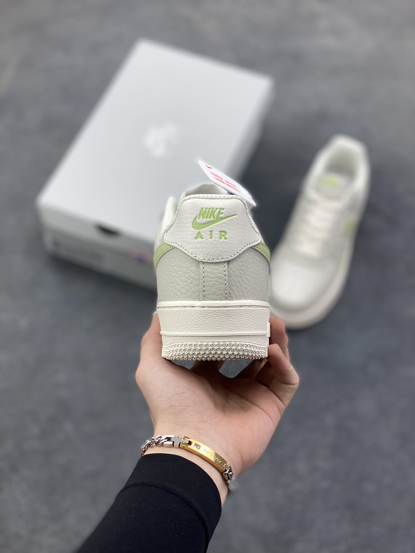 图片[4]-福利特价 Air Force 1\’ 07 灰绿 原楦头原纸板 打造纯正空军版型 专注外贸渠道 全掌内置蜂窝气垫 #原盒配件 原厂中底钢印、拉帮完美 货号：IB3881-001 尺码：36 36.5 37.5 38 38.5 39 40 40.5 41 42 42.5 43 44 44.5 45-选品中心