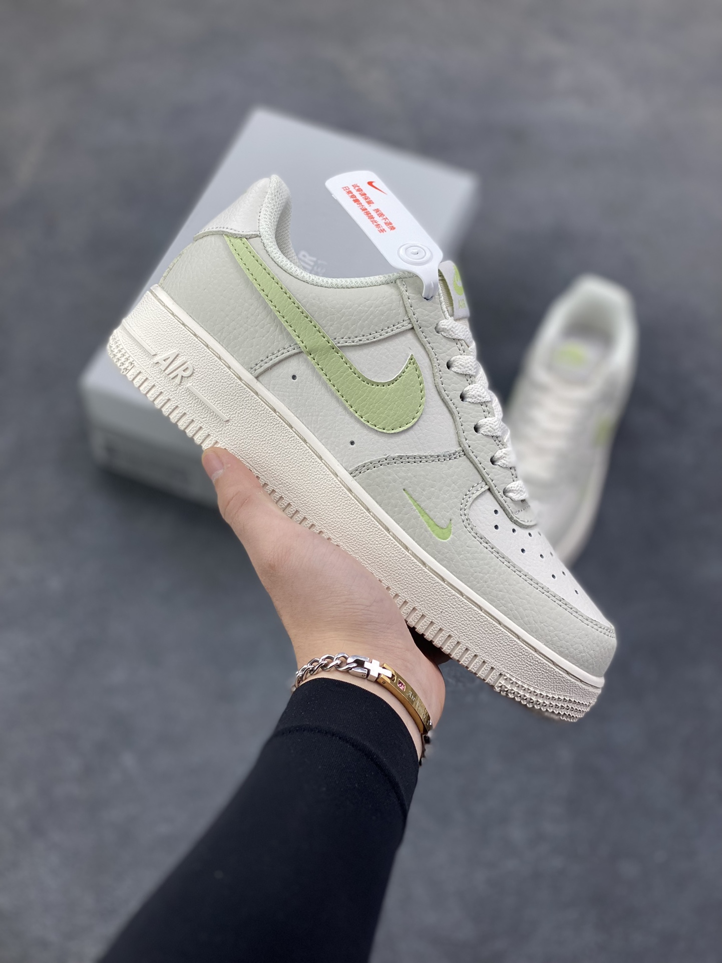 福利特价 Air Force 1\’ 07 灰绿 原楦头原纸板 打造纯正空军版型 专注外贸渠道 全掌内置蜂窝气垫 #原盒配件 原厂中底钢印、拉帮完美 货号：IB3881-001 尺码：36 36.5 37.5 38 38.5 39 40 40.5 41 42 42.5 43 44 44.5 45-选品中心