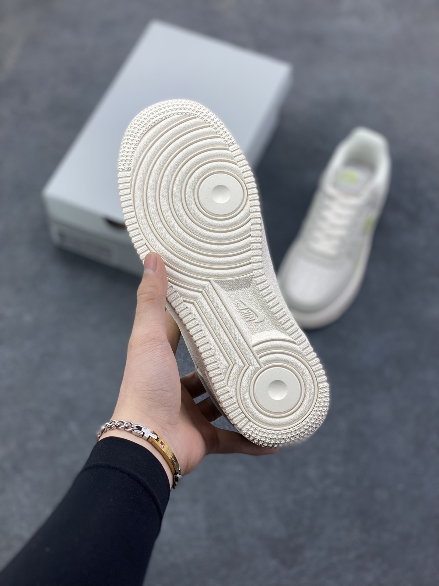 图片[5]-福利特价 Air Force 1\’ 07 灰绿 原楦头原纸板 打造纯正空军版型 专注外贸渠道 全掌内置蜂窝气垫 #原盒配件 原厂中底钢印、拉帮完美 货号：IB3881-001 尺码：36 36.5 37.5 38 38.5 39 40 40.5 41 42 42.5 43 44 44.5 45-选品中心