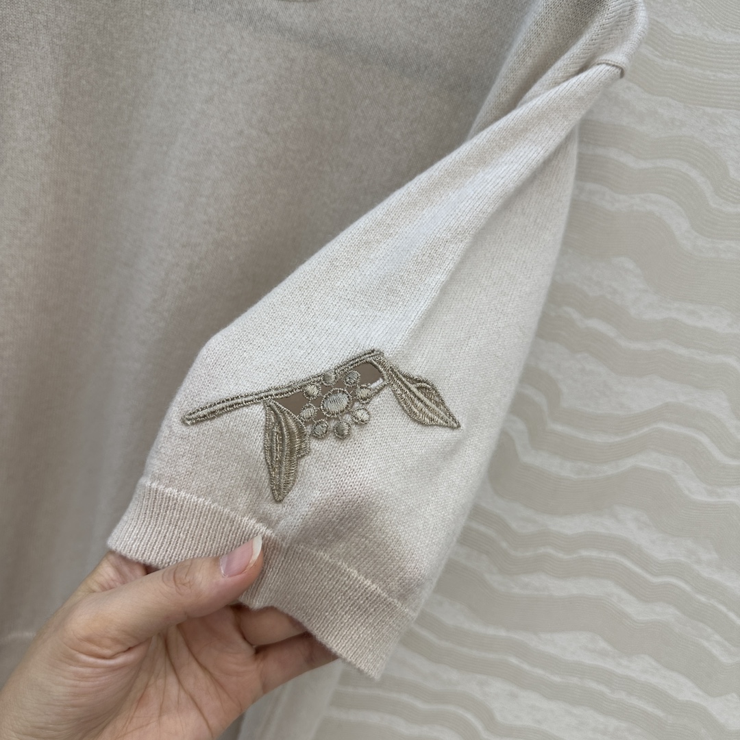 高端原单品质，❤️lP🆕高智感 老钱风穿搭，重工水溶花缕空 蓟花定位刺绣短袖上衣。气质叠搭单品随性大气！