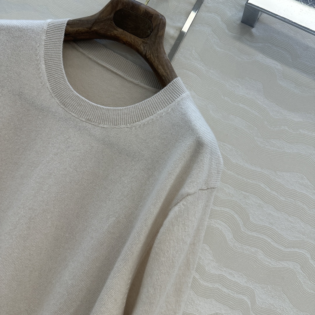 高端原单品质，❤️lP🆕高智感 老钱风穿搭，重工水溶花缕空 蓟花定位刺绣短袖上衣。气质叠搭单品随性大气！