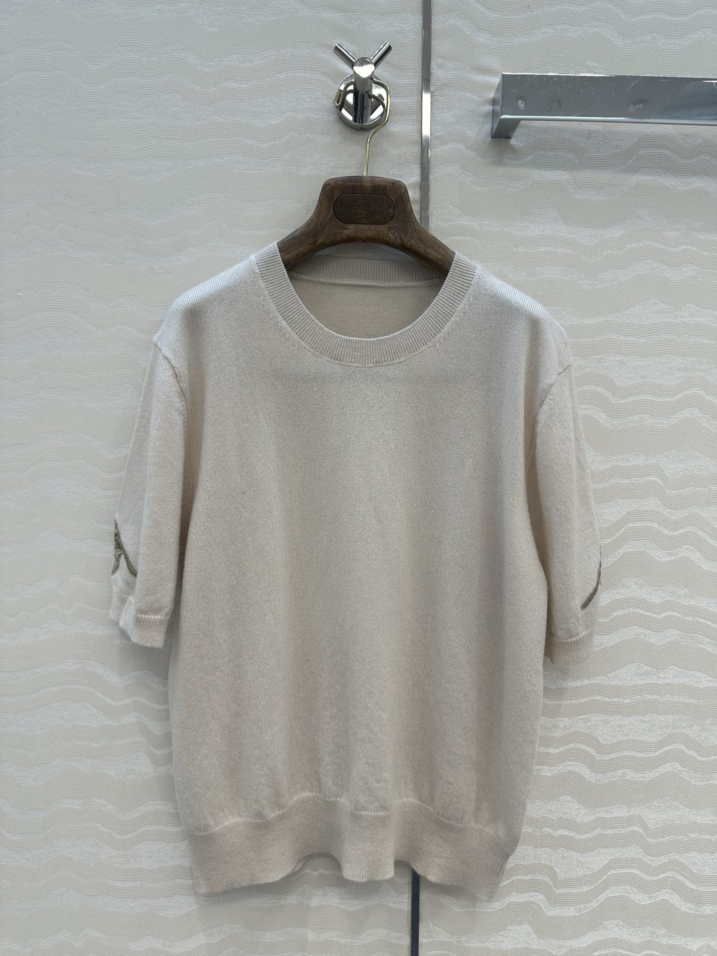 高端原单品质，❤️lP🆕高智感 老钱风穿搭，重工水溶花缕空 蓟花定位刺绣短袖上衣。气质叠搭单品随性大气！