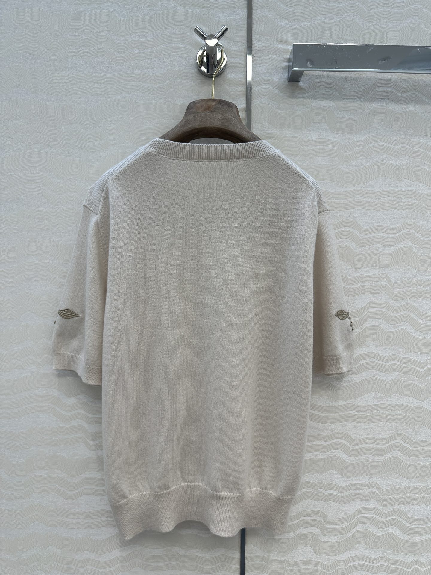 高端原单品质，❤️lP🆕高智感 老钱风穿搭，重工水溶花缕空 蓟花定位刺绣短袖上衣。气质叠搭单品随性大气！