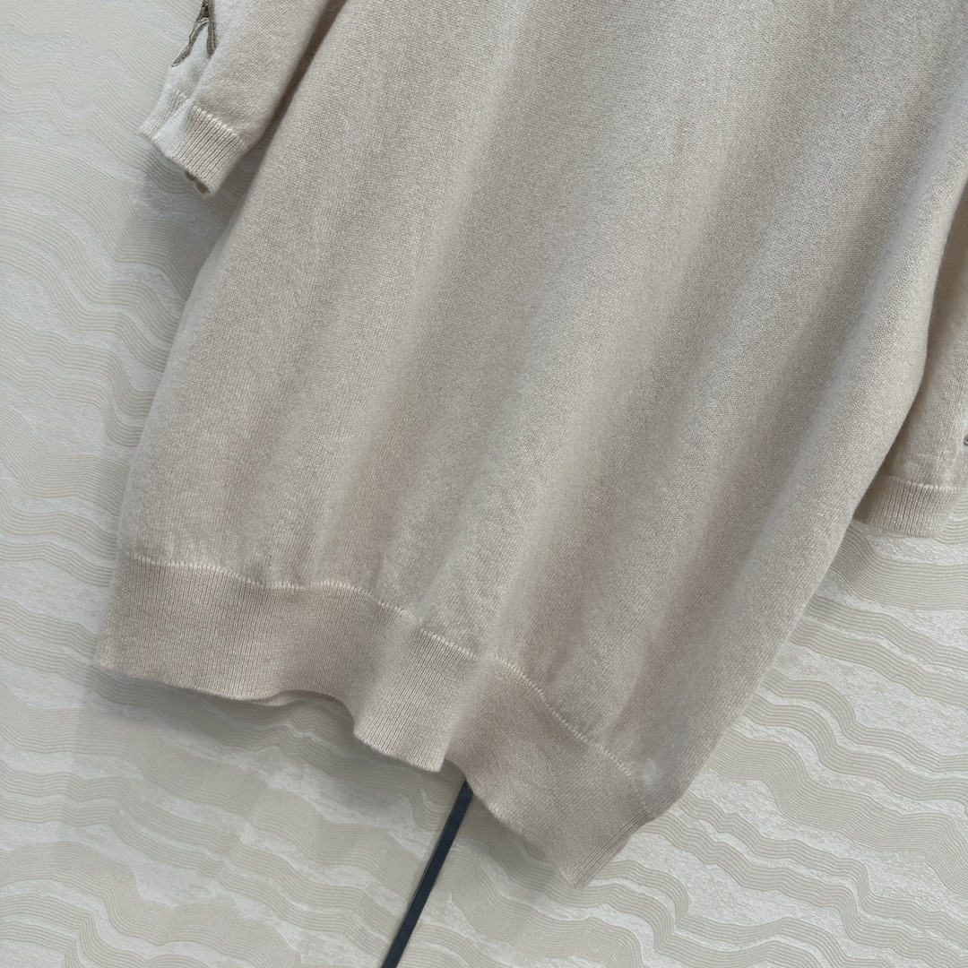 高端原单品质，❤️lP🆕高智感 老钱风穿搭，重工水溶花缕空 蓟花定位刺绣短袖上衣。气质叠搭单品随性大气！