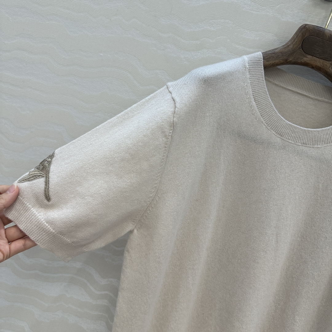 高端原单品质，❤️lP🆕高智感 老钱风穿搭，重工水溶花缕空 蓟花定位刺绣短袖上衣。气质叠搭单品随性大气！