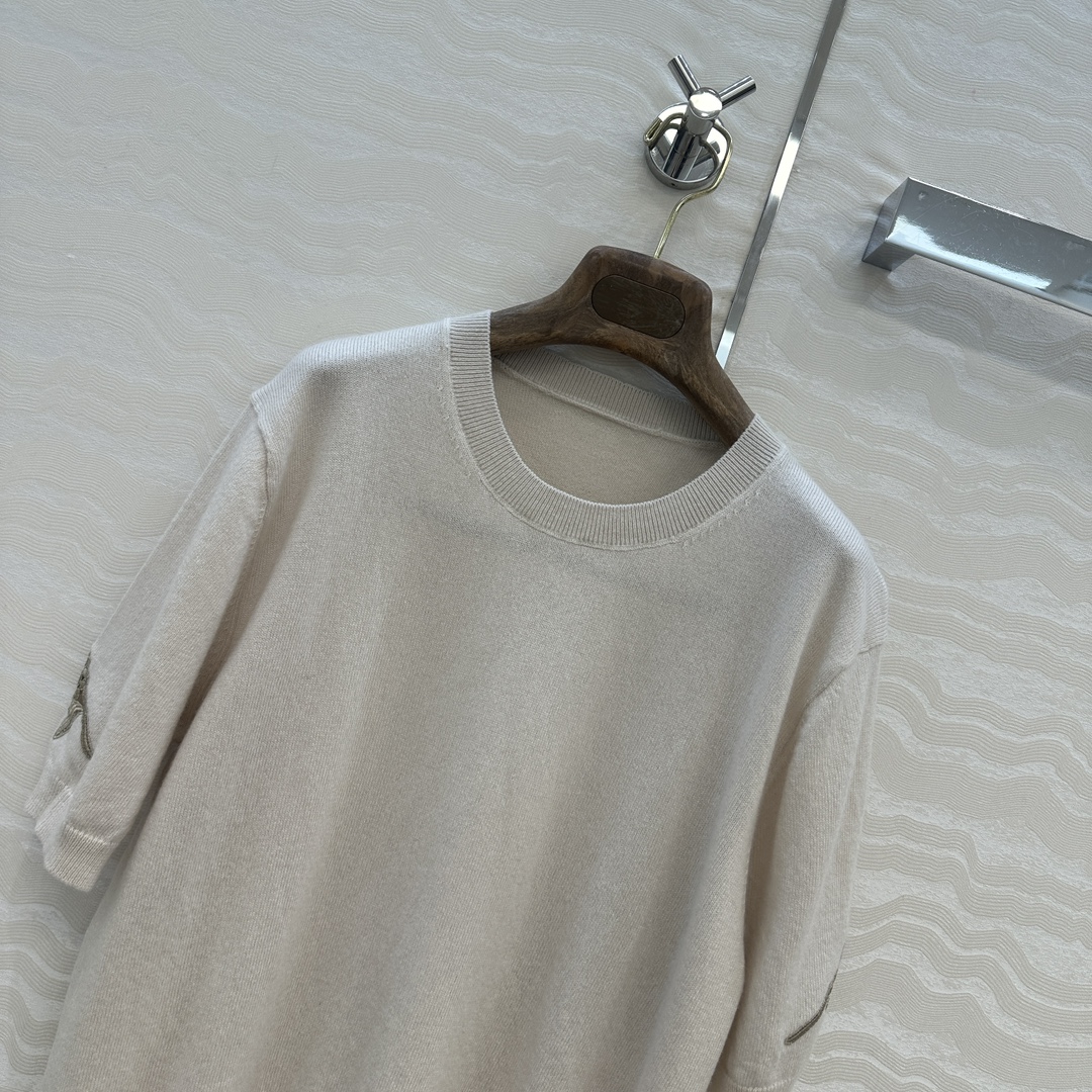 高端原单品质，❤️lP🆕高智感 老钱风穿搭，重工水溶花缕空 蓟花定位刺绣短袖上衣。气质叠搭单品随性大气！