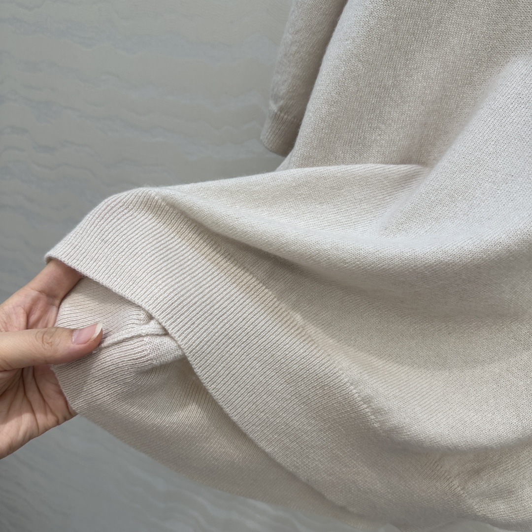 高端原单品质，❤️lP🆕高智感 老钱风穿搭，重工水溶花缕空 蓟花定位刺绣短袖上衣。气质叠搭单品随性大气！