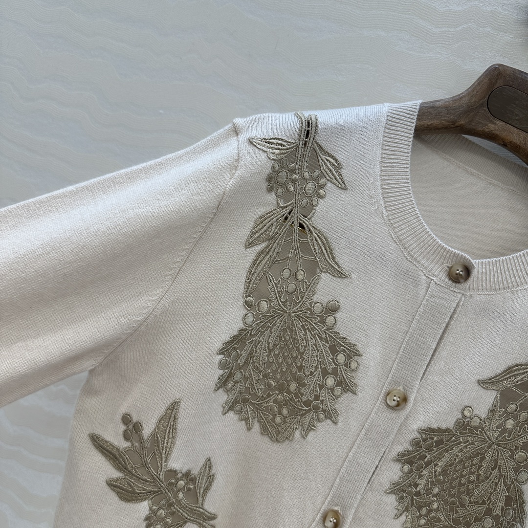 高端原单品质，❤️lP🆕高智感 老钱风穿搭，重工水溶花缕空 蓟花定位刺绣开衫小外套，气质叠搭单品随性大气