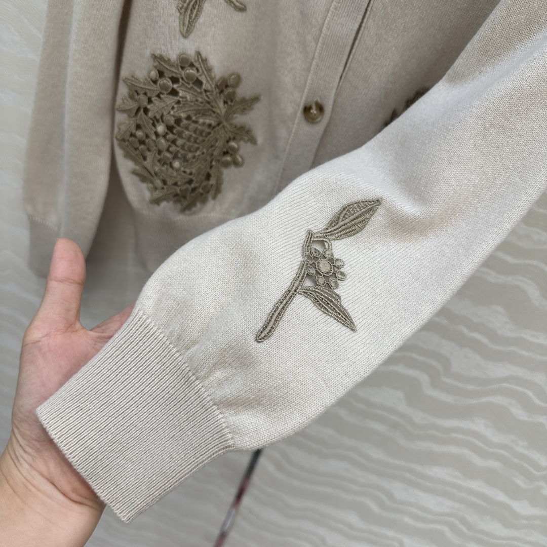 高端原单品质，❤️lP🆕高智感 老钱风穿搭，重工水溶花缕空 蓟花定位刺绣开衫小外套，气质叠搭单品随性大气