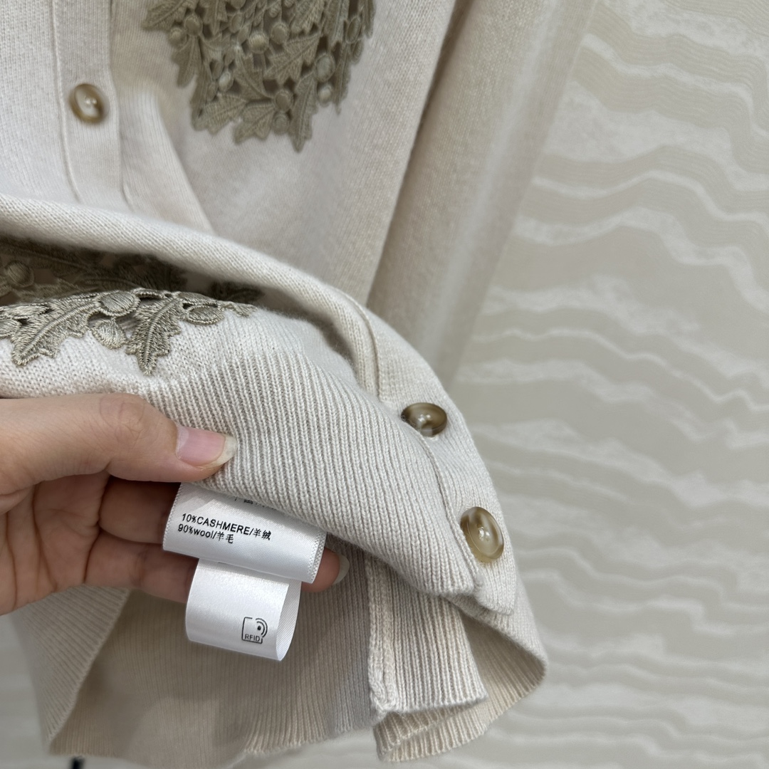 高端原单品质，❤️lP🆕高智感 老钱风穿搭，重工水溶花缕空 蓟花定位刺绣开衫小外套，气质叠搭单品随性大气