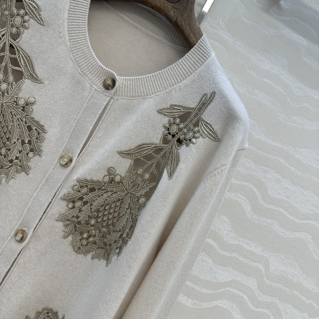 高端原单品质，❤️lP🆕高智感 老钱风穿搭，重工水溶花缕空 蓟花定位刺绣开衫小外套，气质叠搭单品随性大气