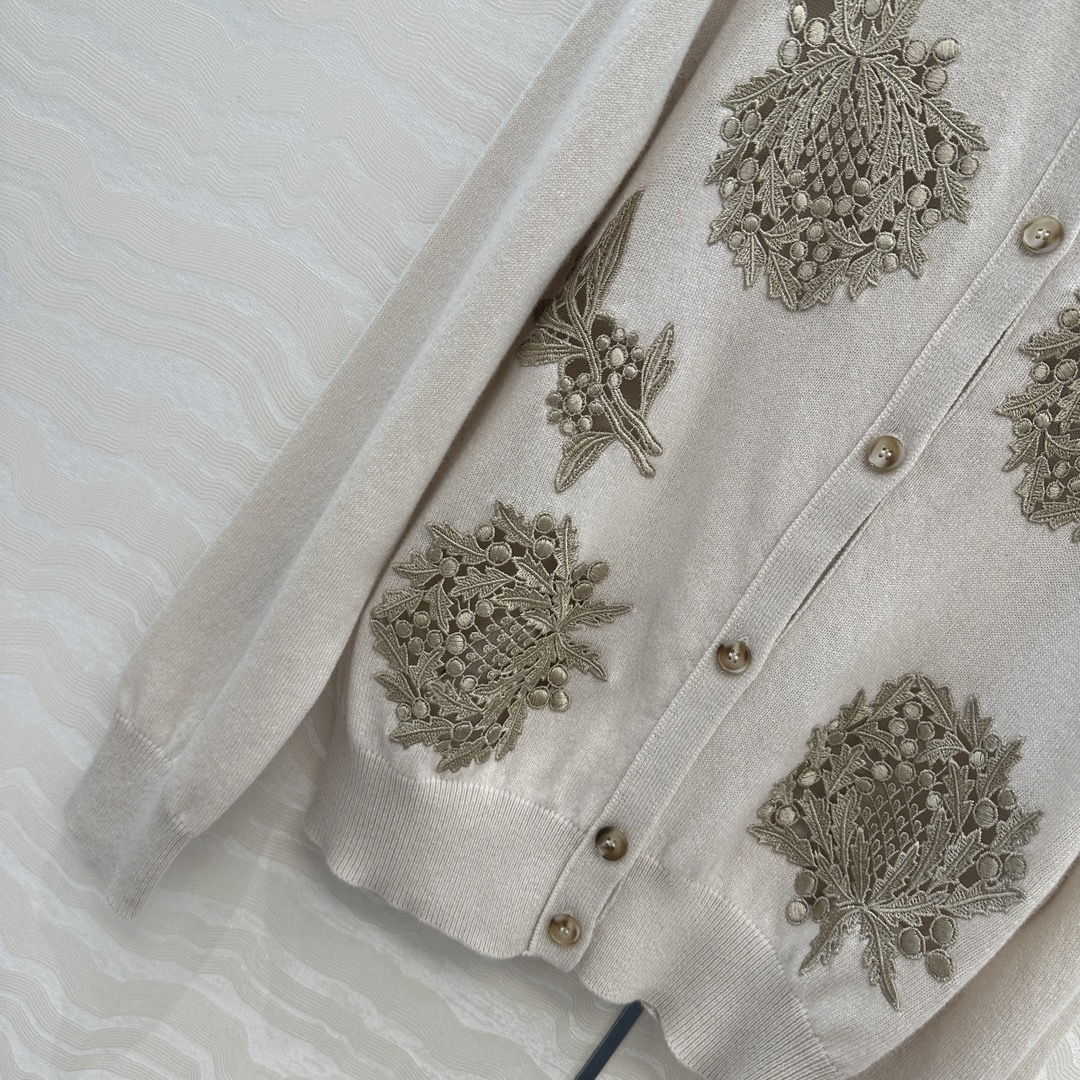 高端原单品质，❤️lP🆕高智感 老钱风穿搭，重工水溶花缕空 蓟花定位刺绣开衫小外套，气质叠搭单品随性大气