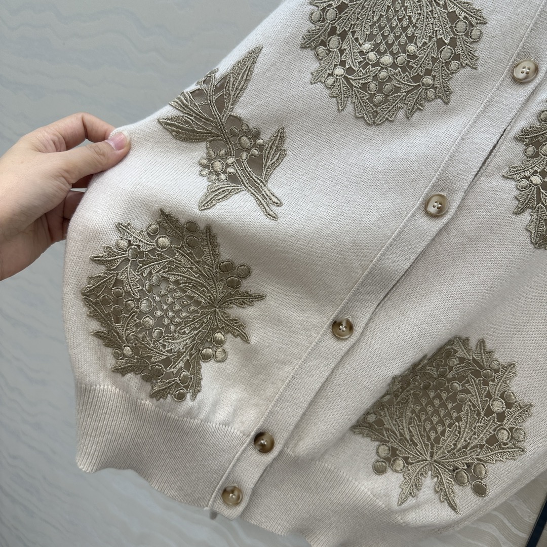 高端原单品质，❤️lP🆕高智感 老钱风穿搭，重工水溶花缕空 蓟花定位刺绣开衫小外套，气质叠搭单品随性大气