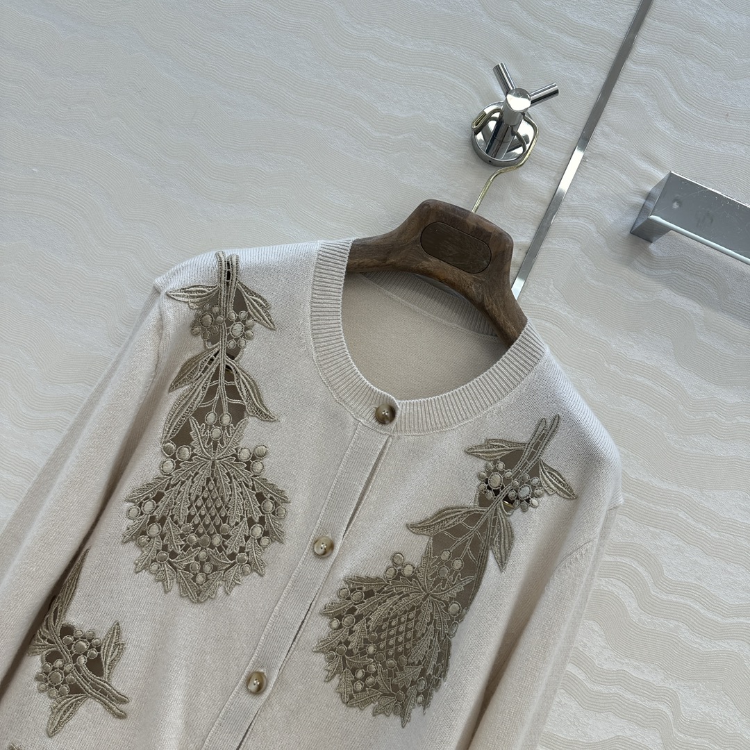 高端原单品质，❤️lP🆕高智感 老钱风穿搭，重工水溶花缕空 蓟花定位刺绣开衫小外套，气质叠搭单品随性大气