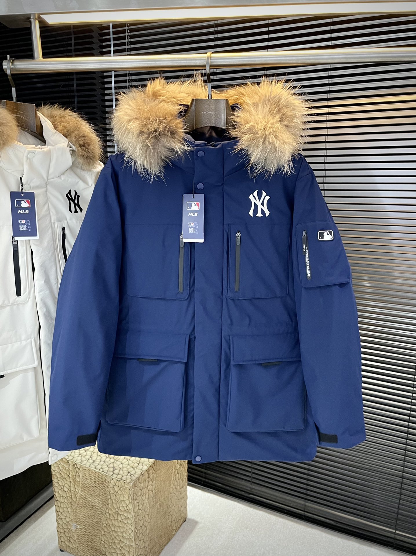 NO:596607,P (Yankees) winter clothing series shows your temperament. Simple and fashionable commuter down jacket. Top-grade imported polyester fiber fabric. The texture is very soft and comfortable against the skin. Delicate and smooth texture. Super good fit. The upper body is super stylish and handsome. The down jacket feels like it is wrapped with a top-grade down quilt. It is warm and comfortable. The pattern is a three-dimensional cutting design. It simply adds points to the whole piece of clothing. The whole piece is warm and has high fluffiness. National standard 90 white duck down filling  It has good resilience and can bounce back immediately after being compressed. It is very light, delicate and soft. The better the velvet, the lighter it is, but the fluffy ones are fluffy and light. The upper body is warm and stylish without feeling heavy. It is very practical to wear and does not look bloated. It can well prevent the cold wind from invading!  The first choice for high quality. Compare the details and fabrics. You will know what grade of goods we sell!  Same size for men and women, XS to XXL, down jacket, alexander wang19860909P （洋基队）冬装系列 彰显气质 简约时尚通勤羽绒服 顶级进口聚脂纤维面料 质感很轻柔 贴肤都舒适 细腻顺滑质感 超级好版型 上身超级有型的帅气 羽绒服就感觉包裹了一层顶级的羽绒被 温暖而舒适 版型是立体裁剪的设计简约款 简直给整件衣服加分,整件保暖蓬松度高 国标 90白鸭绒填充 回弹力好 压缩后能马上立马回弹起来 非常轻盈 细腻柔软 越好的绒是越轻 但是体积蓬松越大的 蓬松轻盈 上身保暖有型 又不会有负重感 实穿性非常强 不显臃肿 可以很好的防止寒风侵袭！高品质首选 大家到时比一比细节 面料 做你就知道我们卖的是什么级别的货色了！男女同款 尺码 XS一XXL,,down jacket,alexander wang,Men's clothing