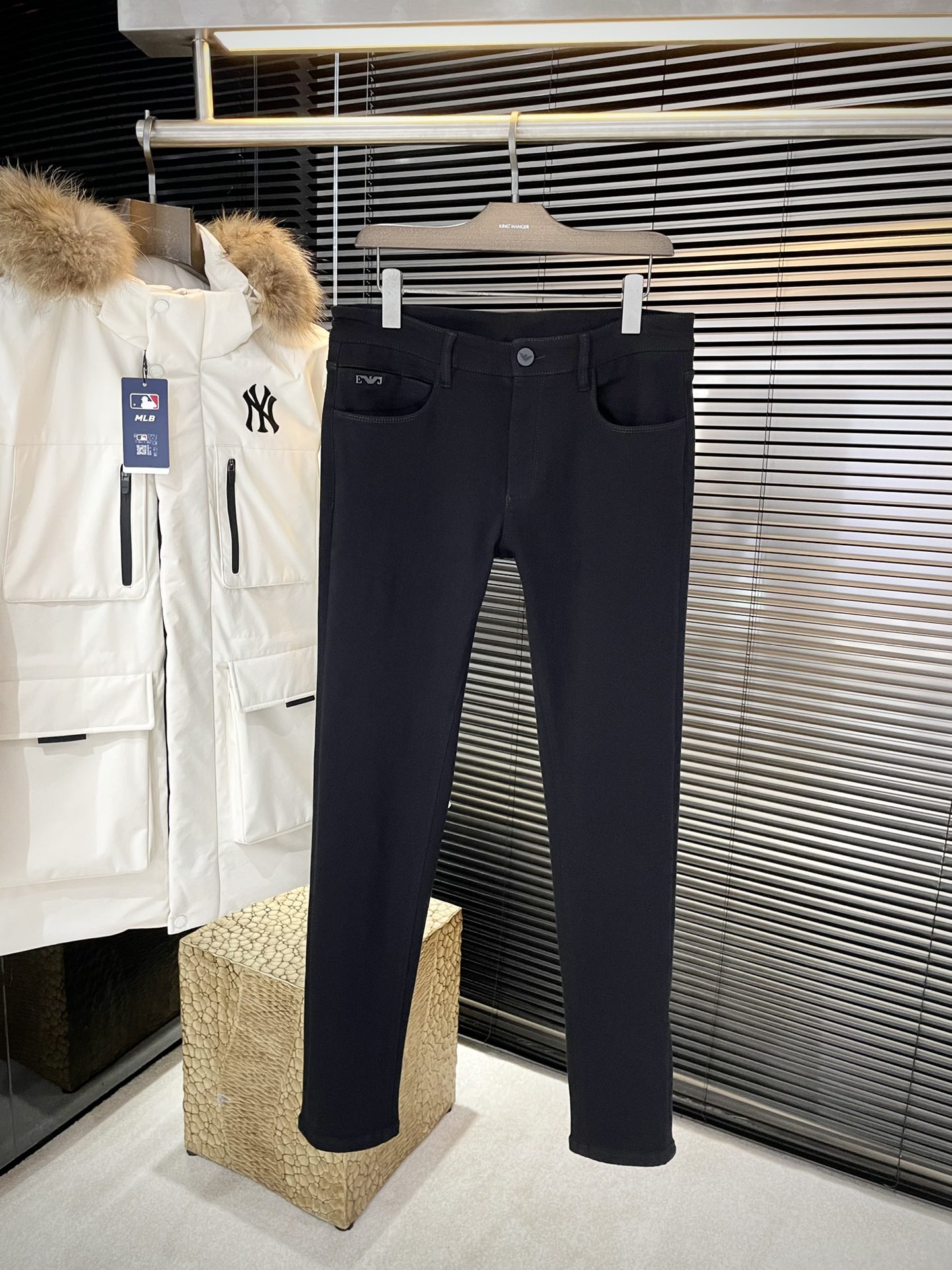 NO:596610,P EmporioArm - (Emporio Arm) new jeans for autumn, imported Italian high-definition denim fabric, fashionable and casual, regular fit, micro-elastic fabric, comfortable and soft fabric, breaking through the feel of conventional denim fabrics, not stuffy, and very comfortable. Casual and versatile, long-term washing does not deform, the upper body effect is excellent. Generous and elegant tailoring, the design is constantly innovating but always maintains a noble and elegant style and taste, interpreting fashion charm, small straight version, fashionable goods, counter size 28-44 (37)  39 41 43),,jeans,alexander wang19860909P  EmporioArm-（阿玛）秋季新款牛仔裤 进口意大利高定牛仔面料 时尚休闲 常规版型 微弹力面料 面料舒适柔软,突破常规牛仔的面料手感,不闷热,舒适感极佳.随意百搭 久洗不变形 上身效果极佳.大方优雅的剪裁,设计不断创新却始终保持着高贵优雅的风格和品位 演绎时尚魅惑 版型小直筒 时尚佳品 专柜码数 28-44（37 39 41 43）,,jeans,alexander wang,Men's clothing